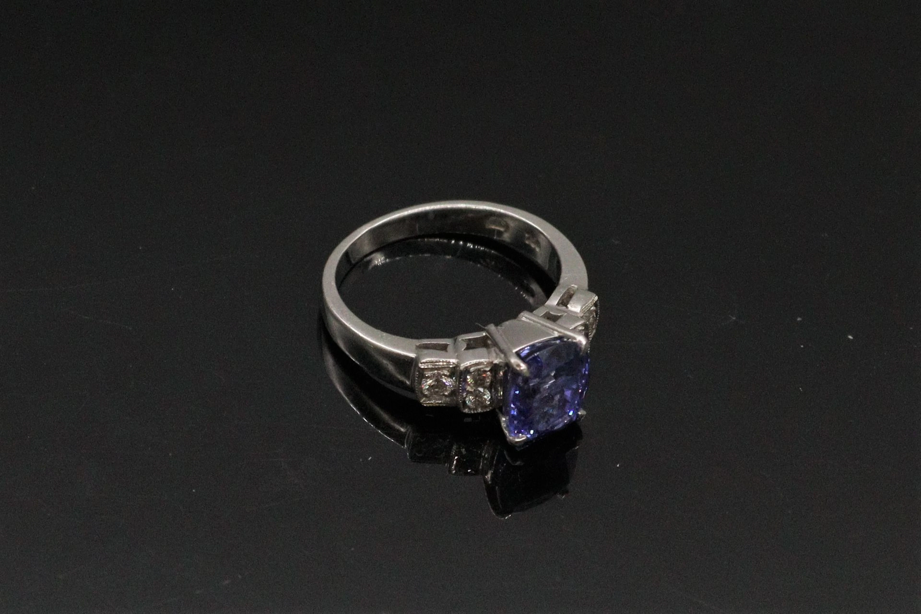 Bague en or gris 18K (750), ornée d'une tanzanite... - Lot 804 - Rossini