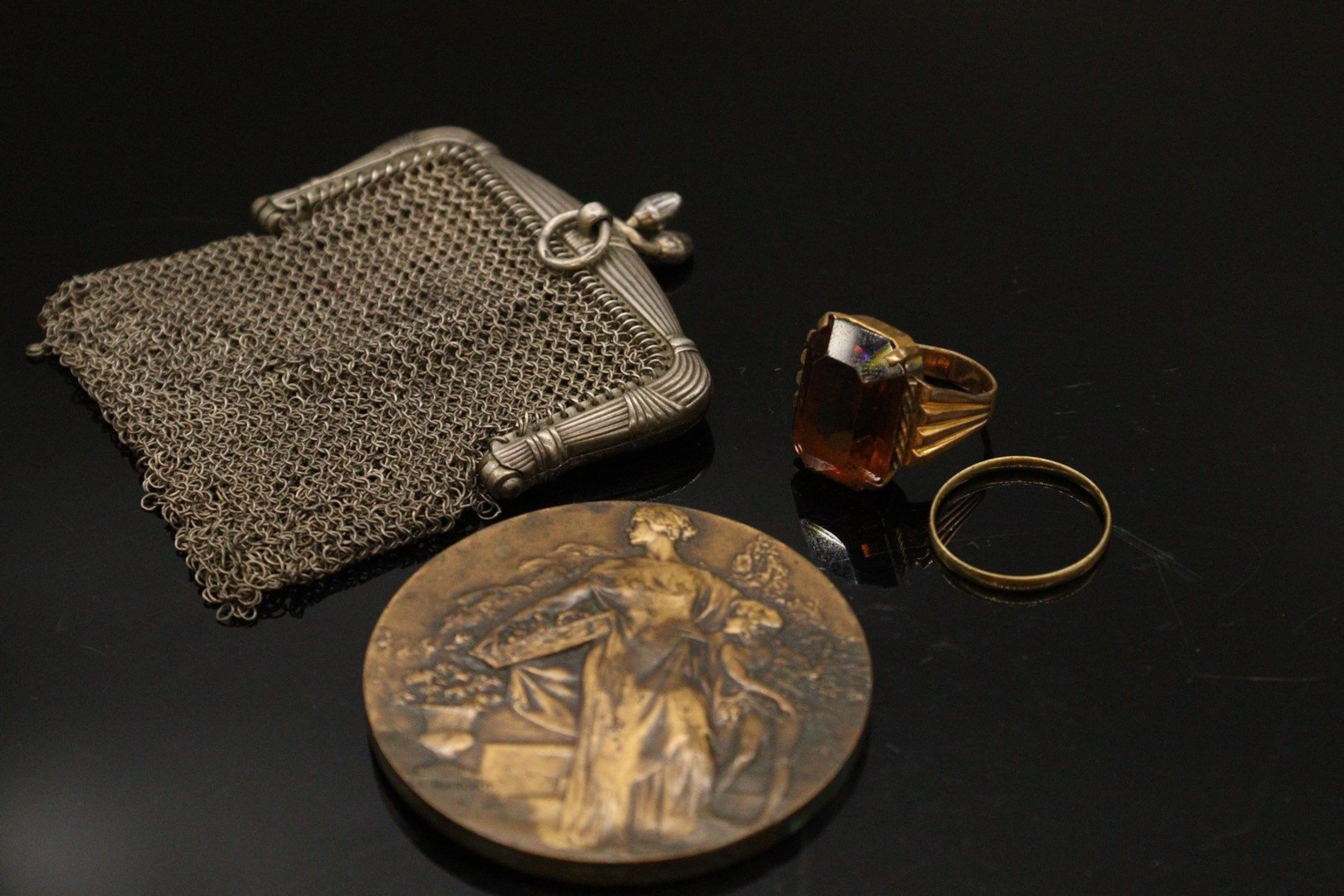 Fonds de tiroirs : - bourse en mailles d'argent... - Lot 952 - Rossini