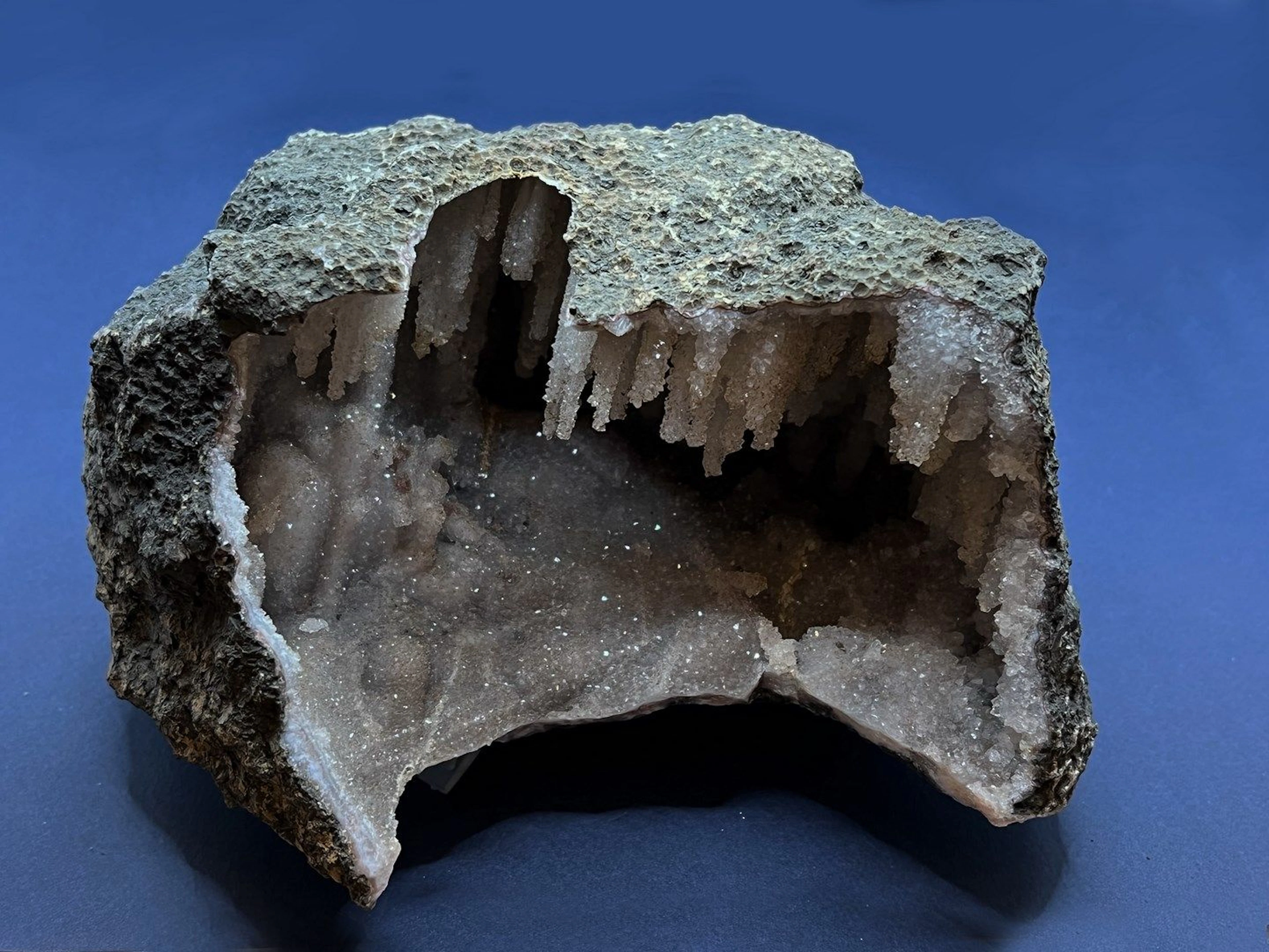 Quartz améthysé : élégante géode de calcédoine... - Lot 407 - Rossini