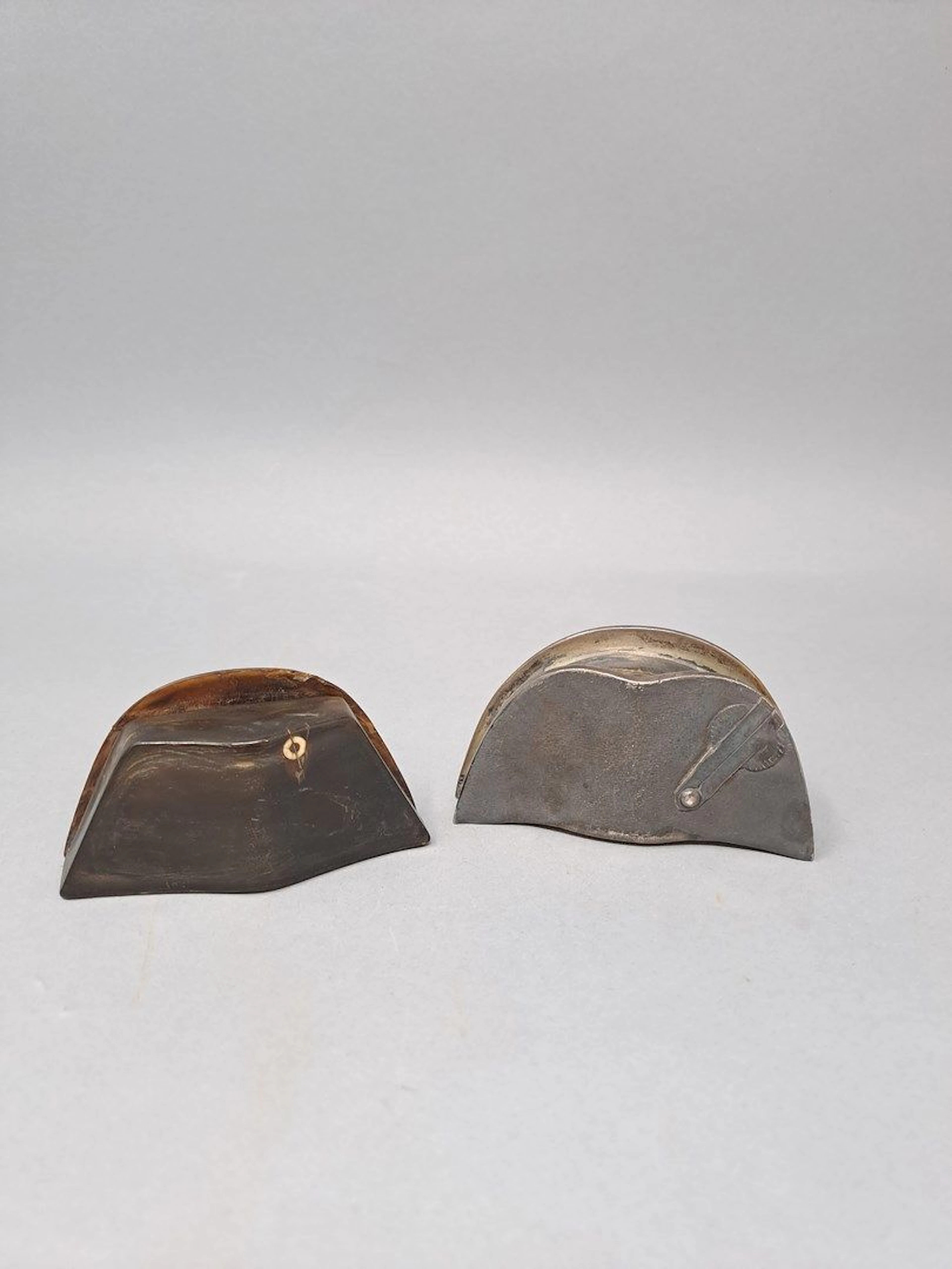 Tabatière en métal argenté stylisant le bicorne... - Lot 118 - Rossini