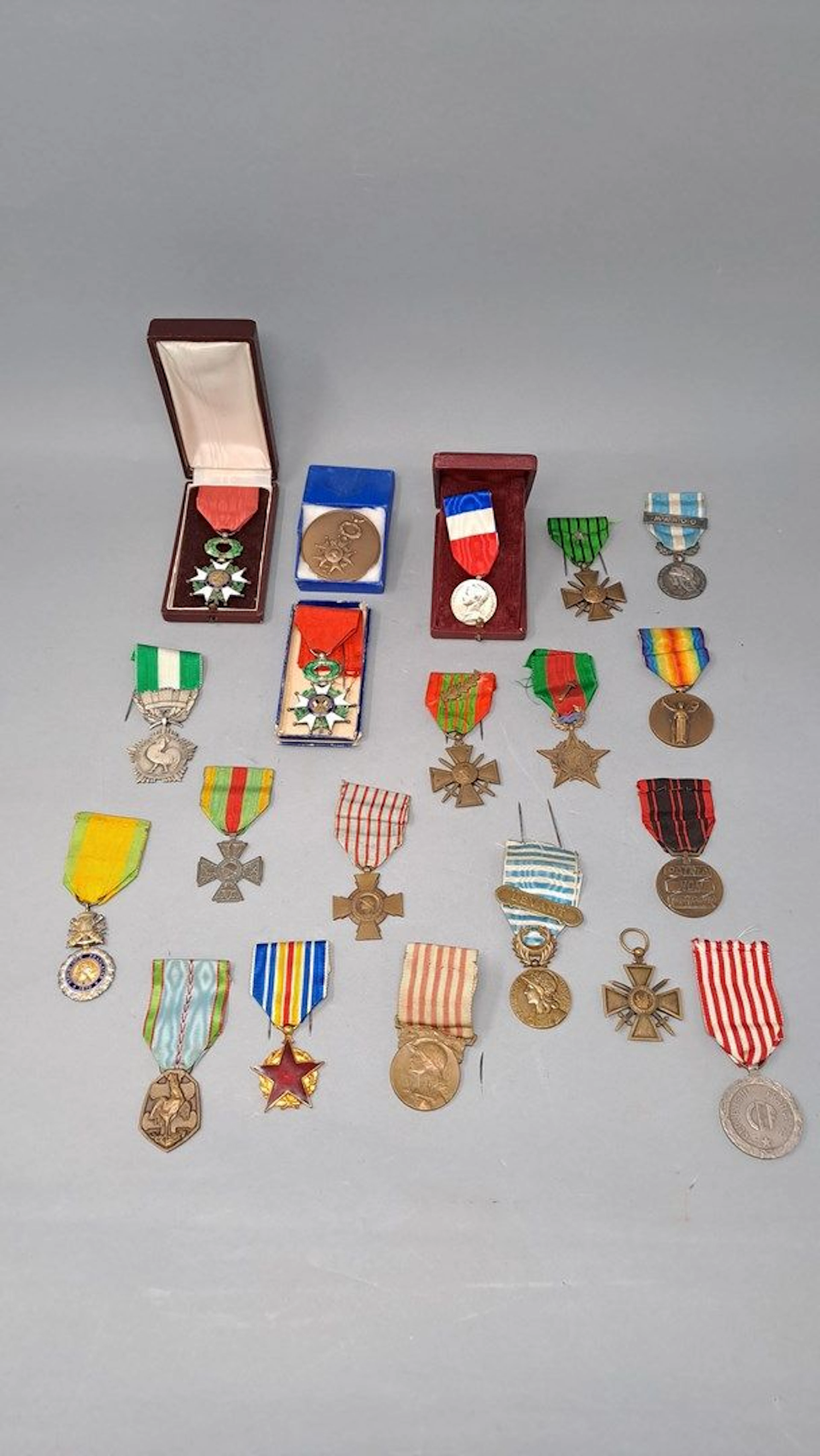 Fort lot de décorations: 1/ 2 chevalier... - Lot 208 - Rossini
