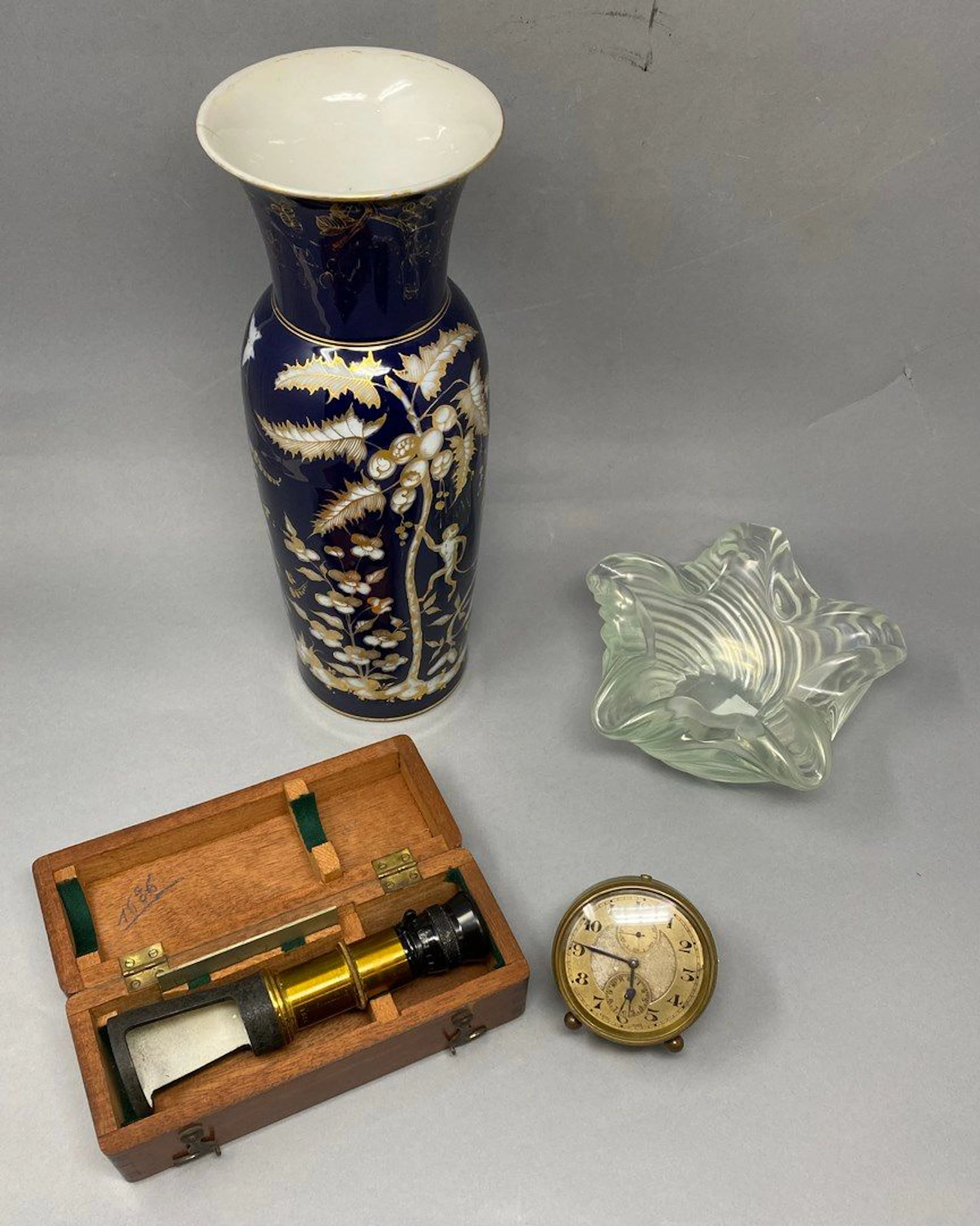 Lot : vase en porcelaine fond bleu à décor... - Lot 625 - Rossini