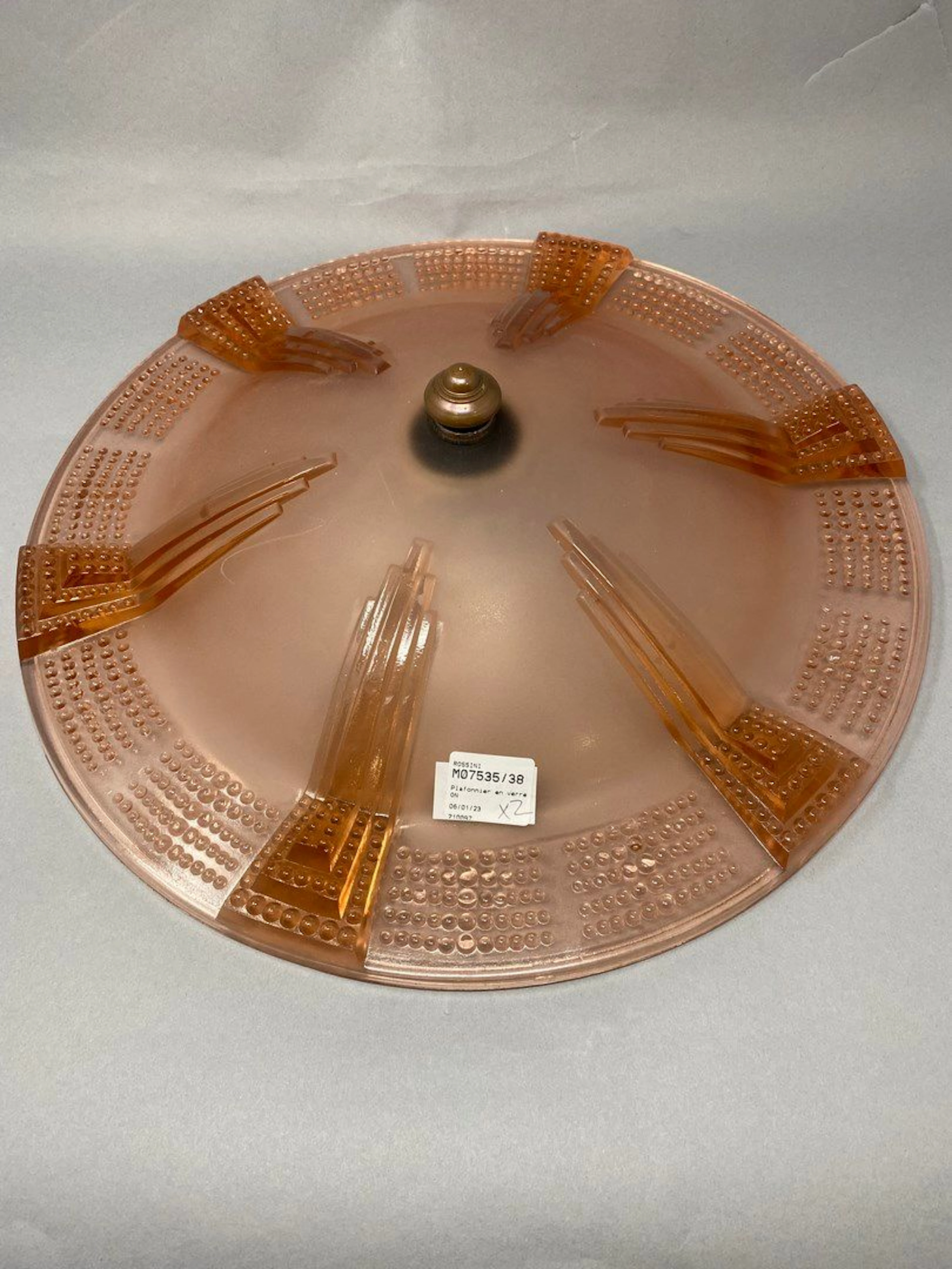 Plafonnier en verre moulé teinté rose de... - Lot 724 - Rossini