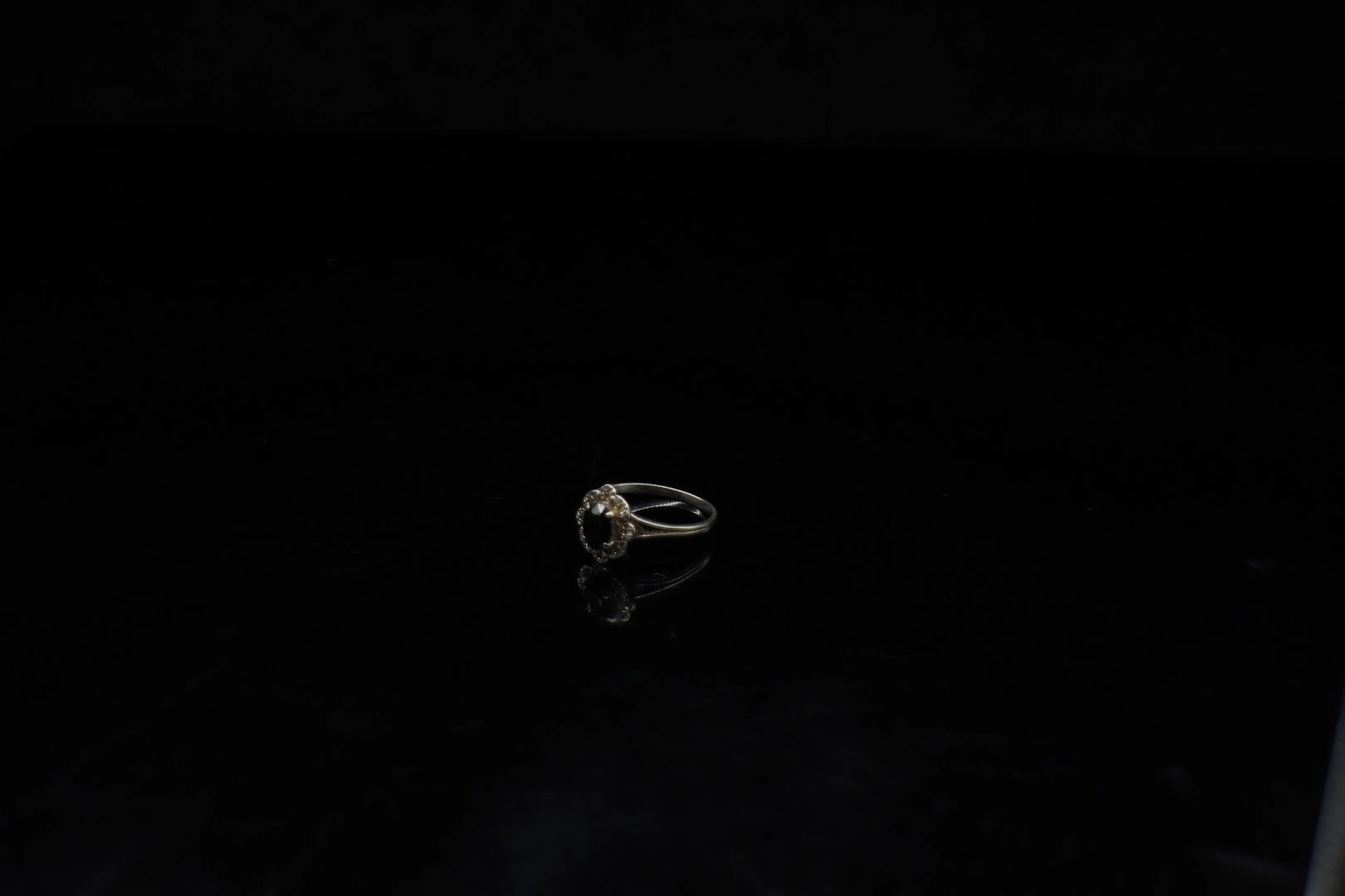 Bague en gris 18k (750) retenant un saphir... - Lot 264 - Rossini