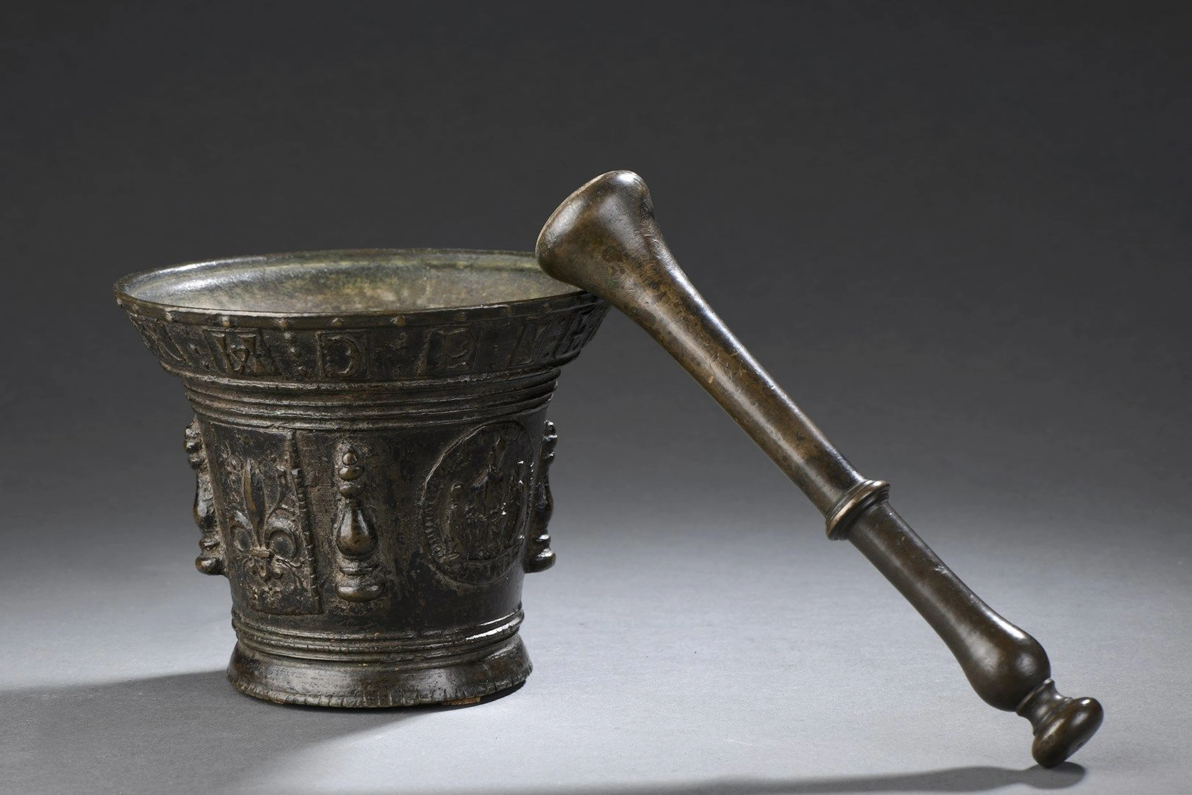 Mortier en bronze à patine noire, décor de... - Lot 222 - Rossini