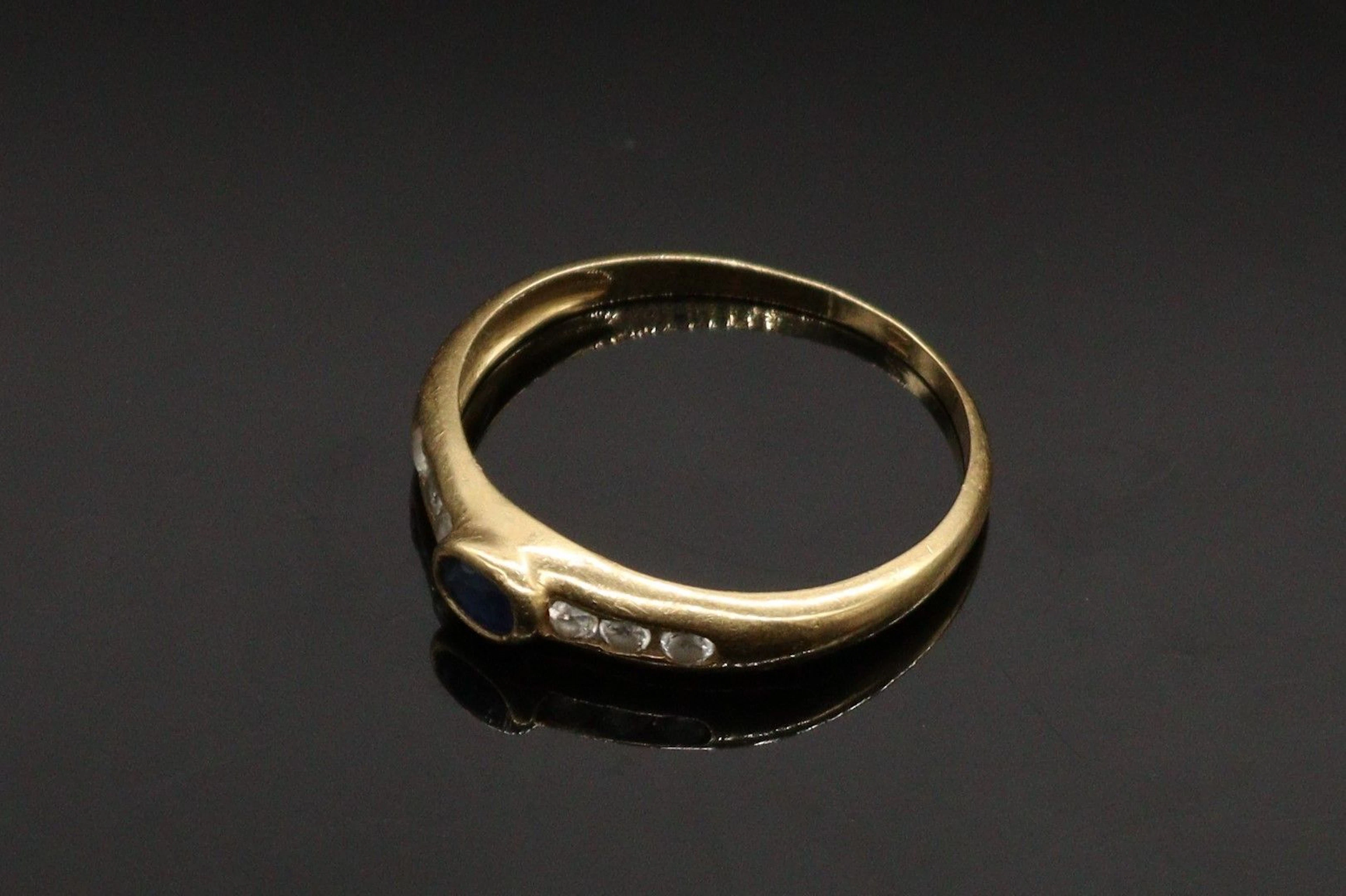 Bague en or jaune 18k (750) ornée d'un petit... - Lot 370 - Rossini