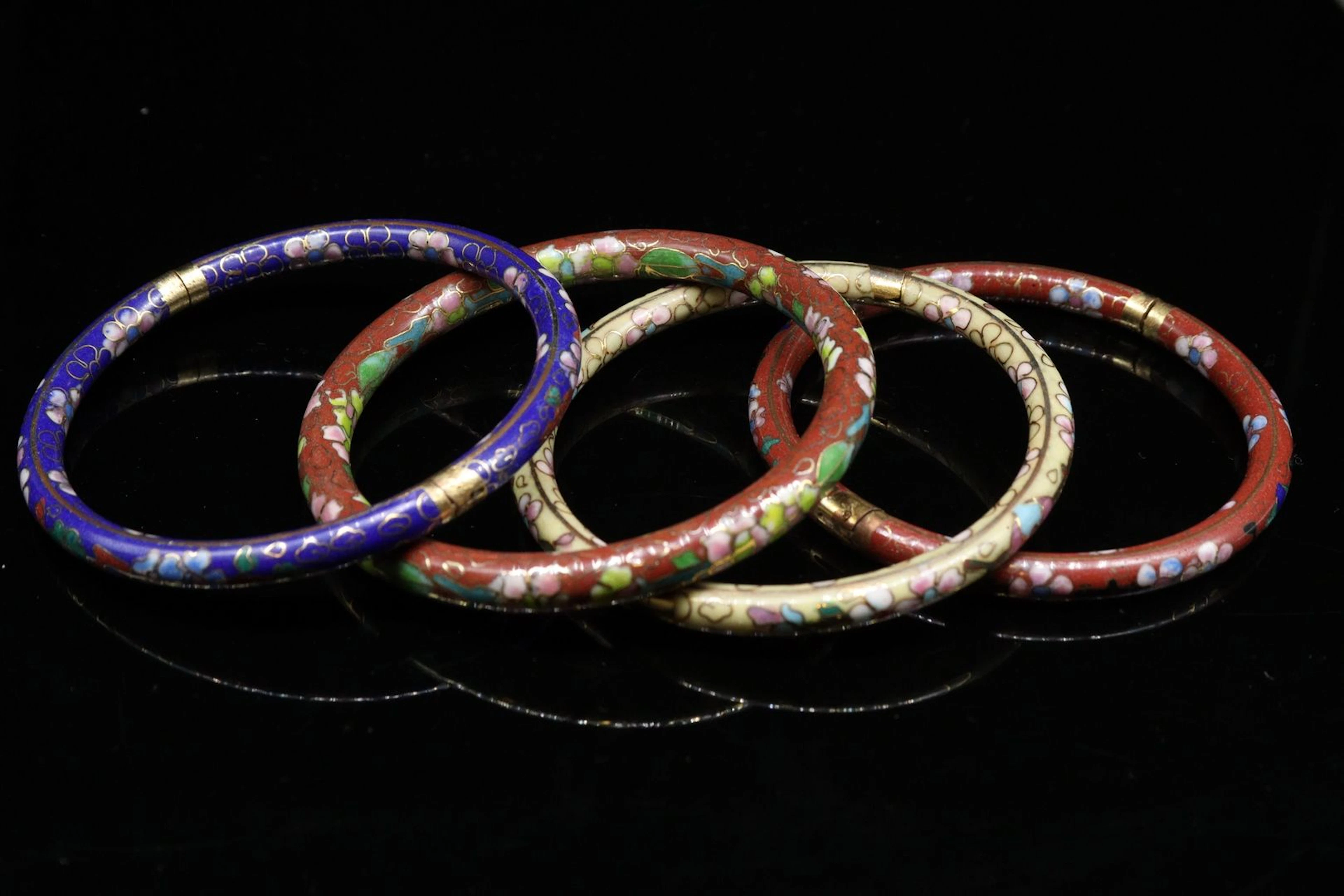 Quatre bracelets ouvrant en cuivre à décor... - Lot 92 - Rossini