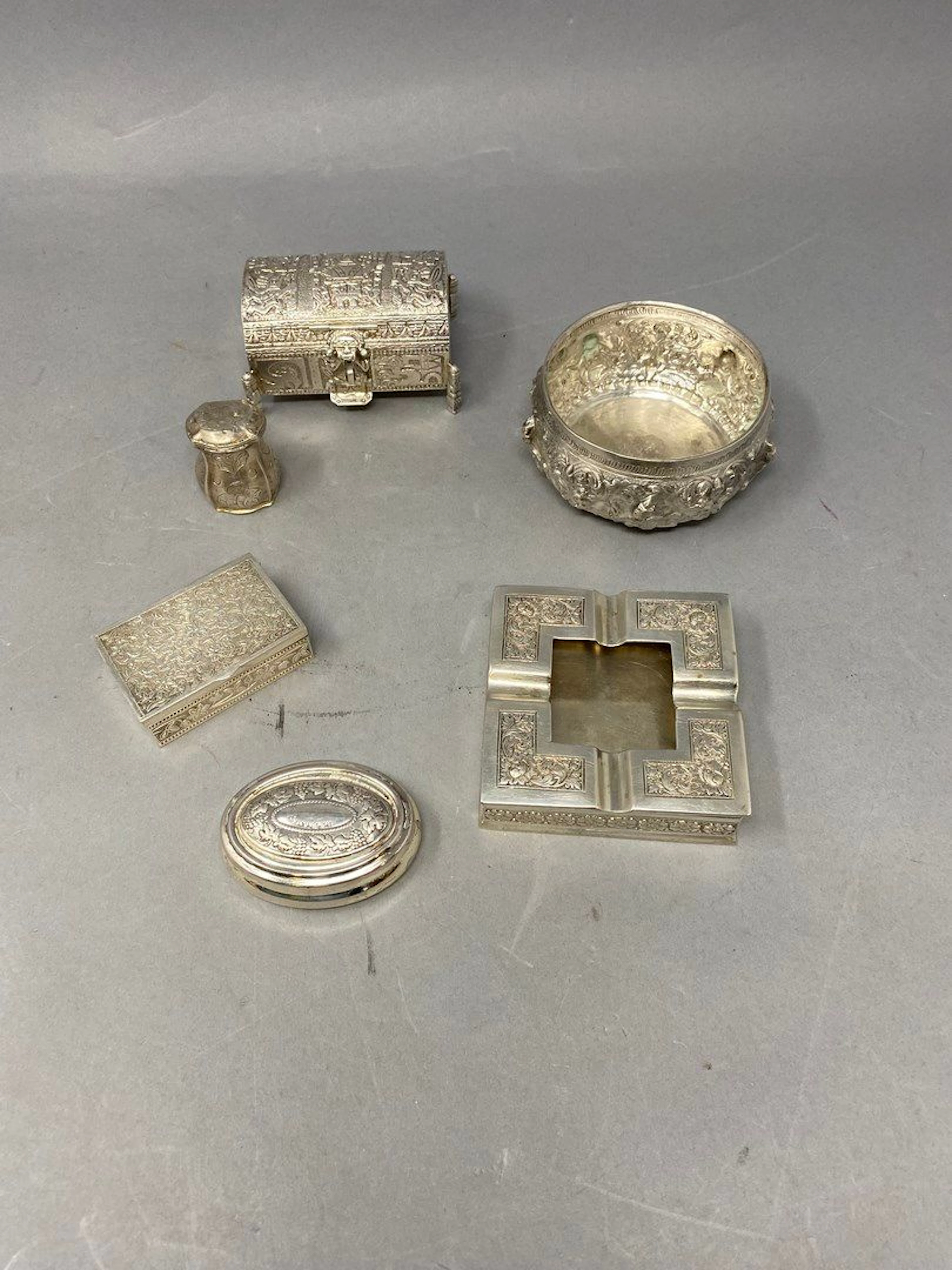 Lot comprenant: - 4 boîtes dont 2 en argent,... - Lot 102 - Rossini