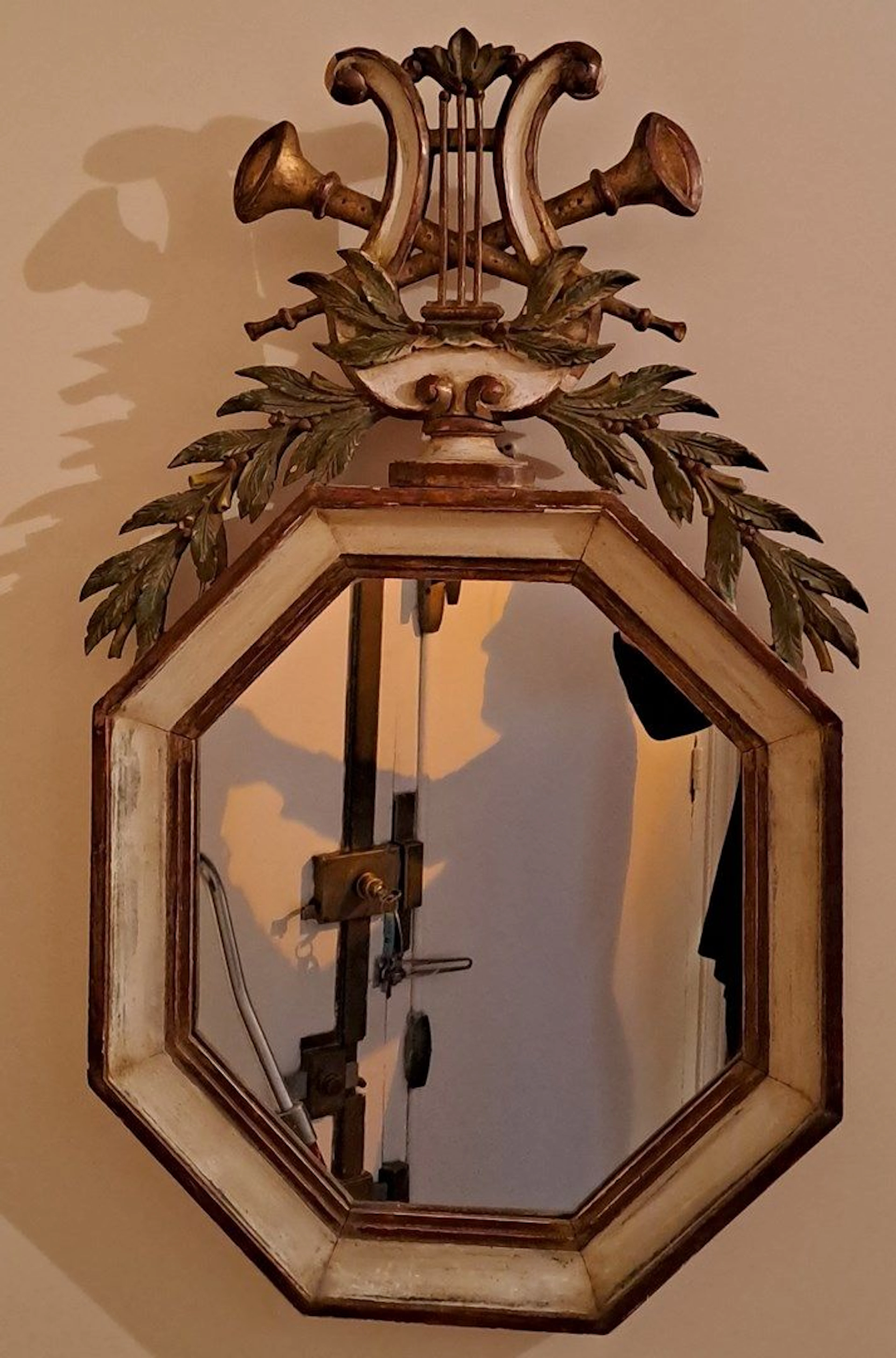 Miroir octogonal en bois rechampi à fronton... - Lot 326 - Rossini
