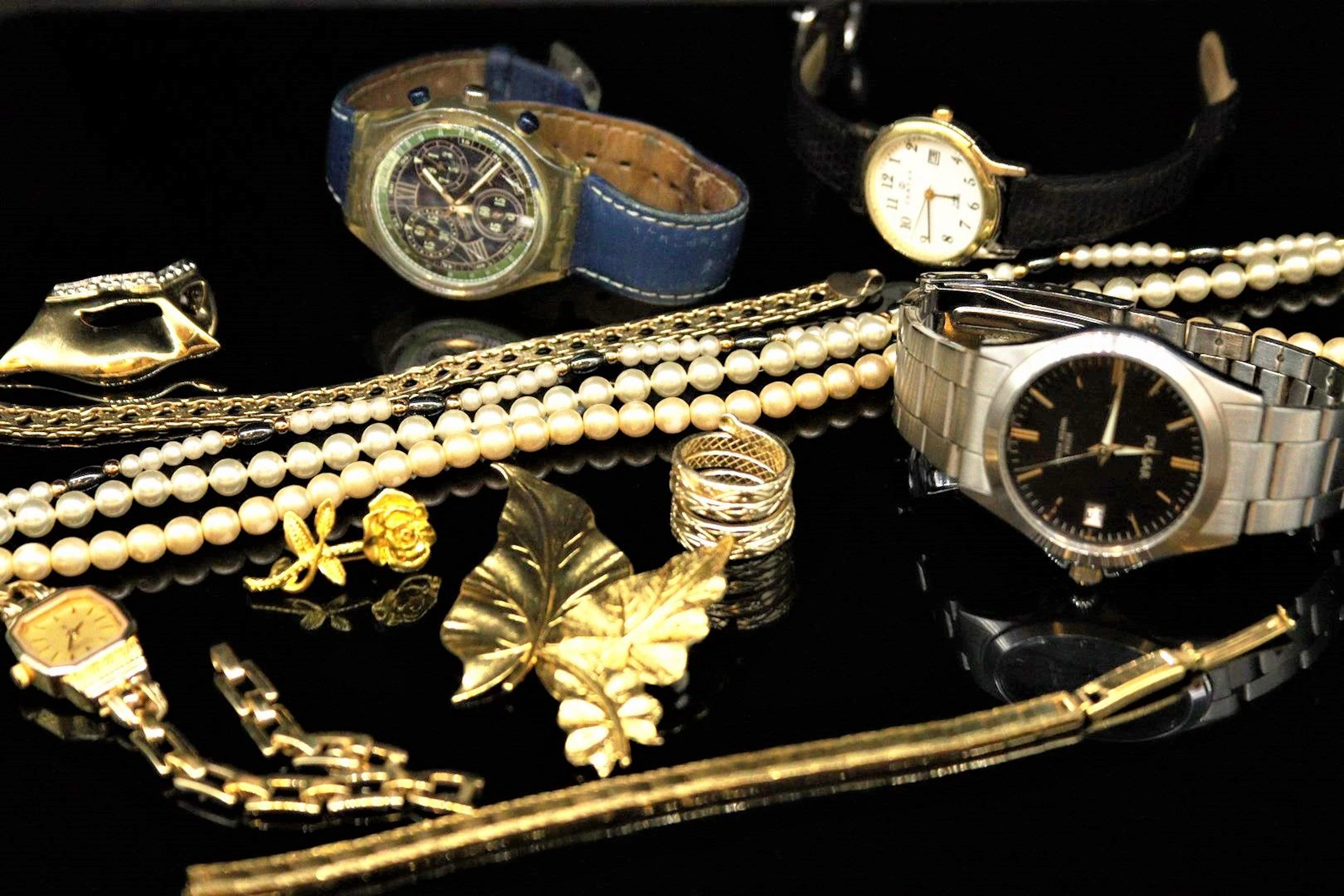 Lot de bijoux fantaisie et montres comprenant... - Lot 232 - Rossini