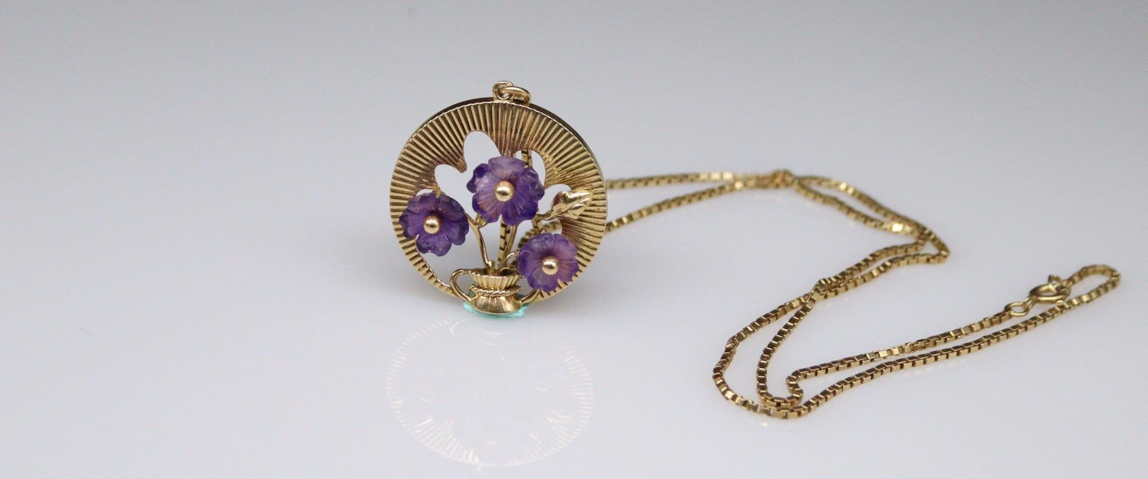 Collier en or jaune 18k (750) et son pendentif... - Lot 357 - Rossini