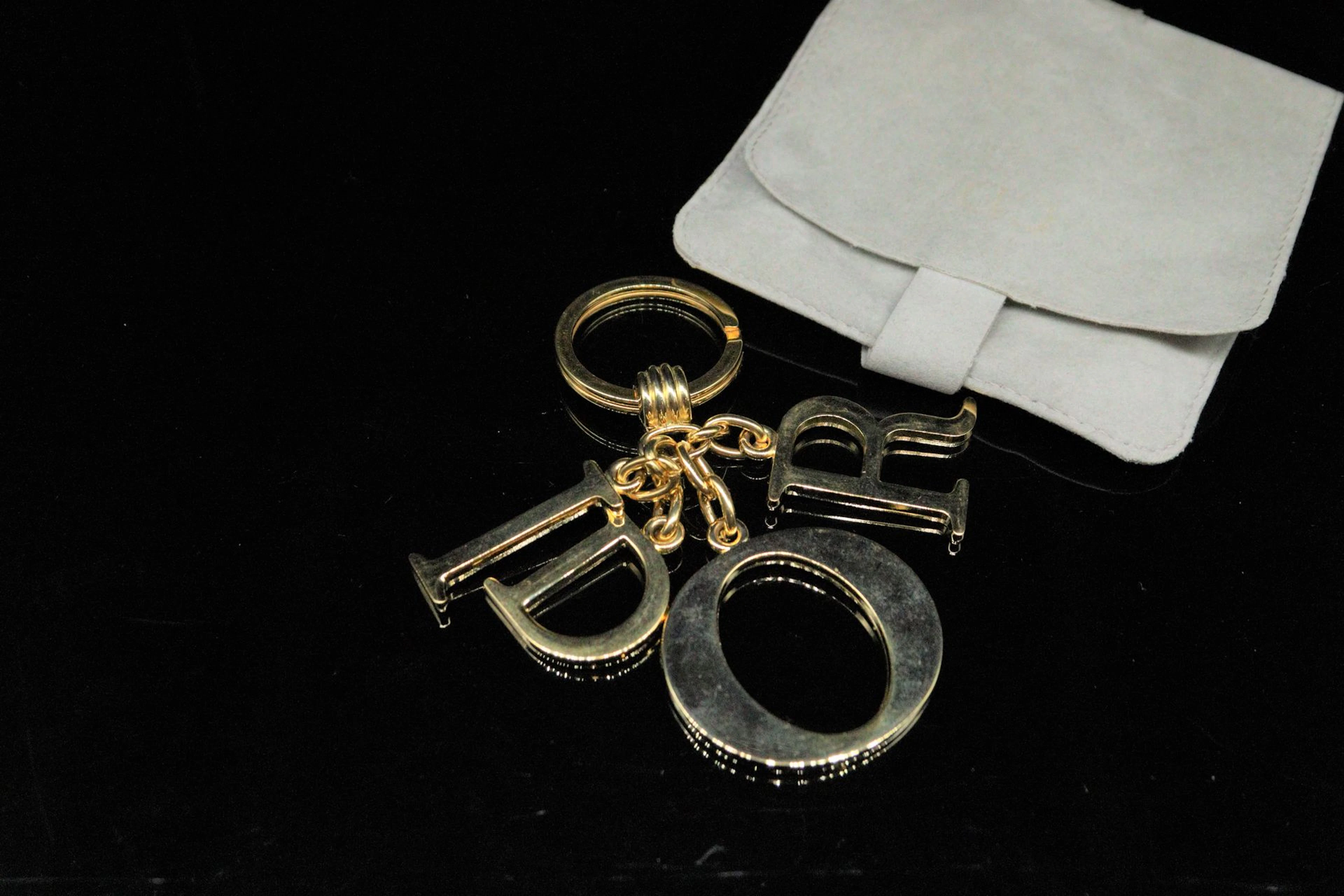 CHRISTIAN DIOR Porte clefs en métal doré,... - Lot 117 - Rossini