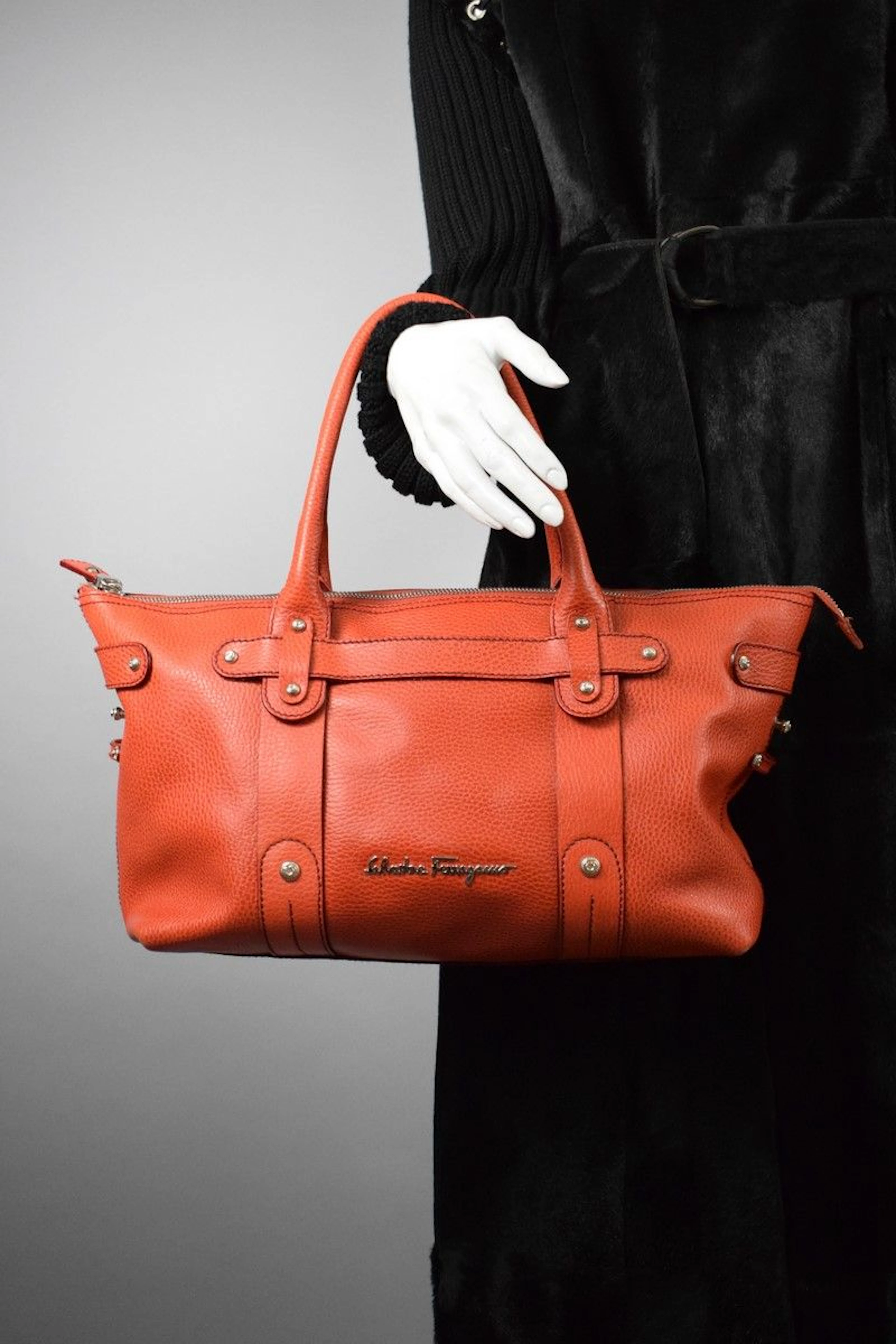 SALVATORE FERRAGAMO Sac porté main ou épaule... - Lot 212 - Rossini