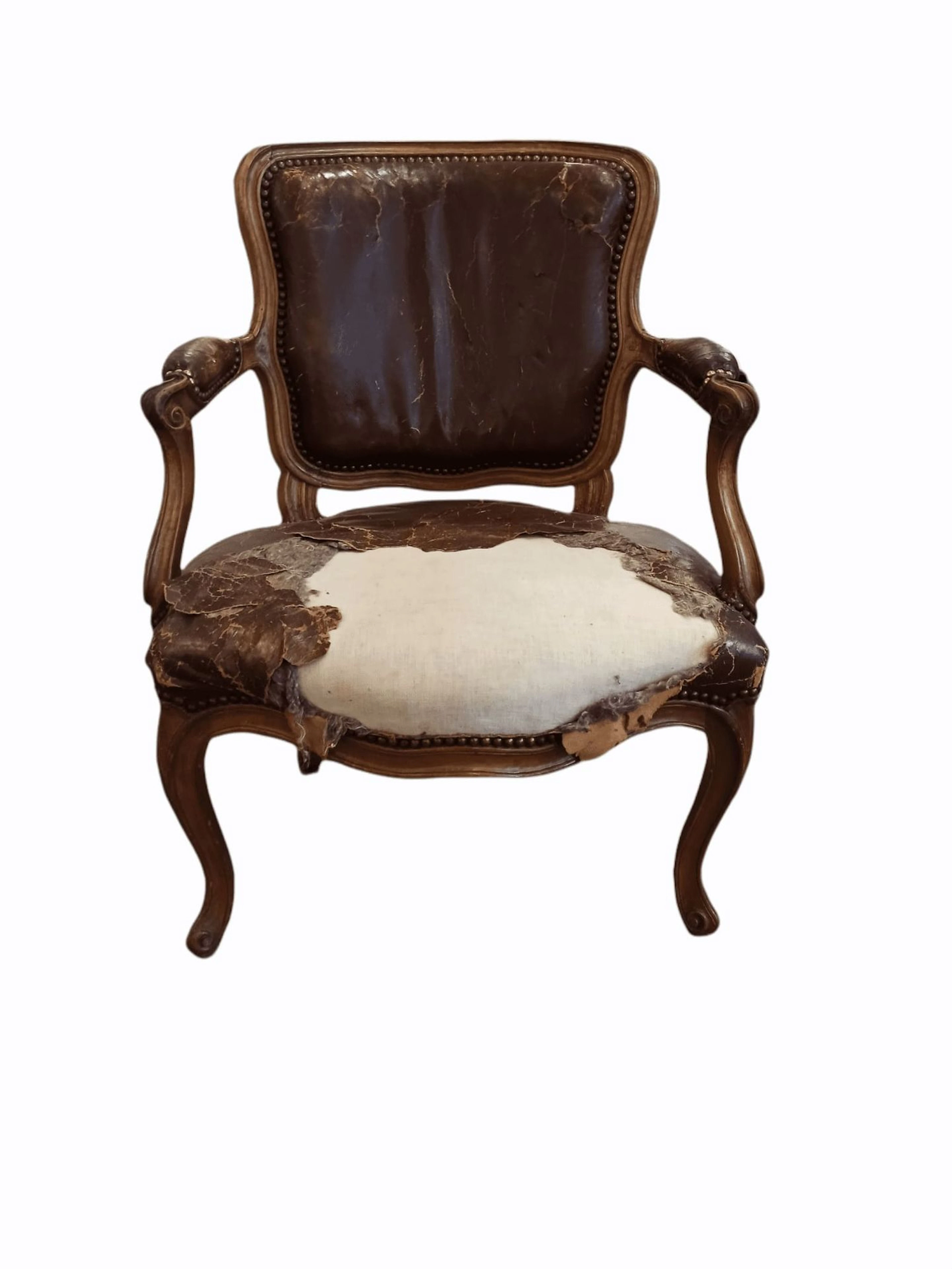 LARGE FAUTEUIL cabriolet en bois naturel (anciennement laqué gris) mouluré