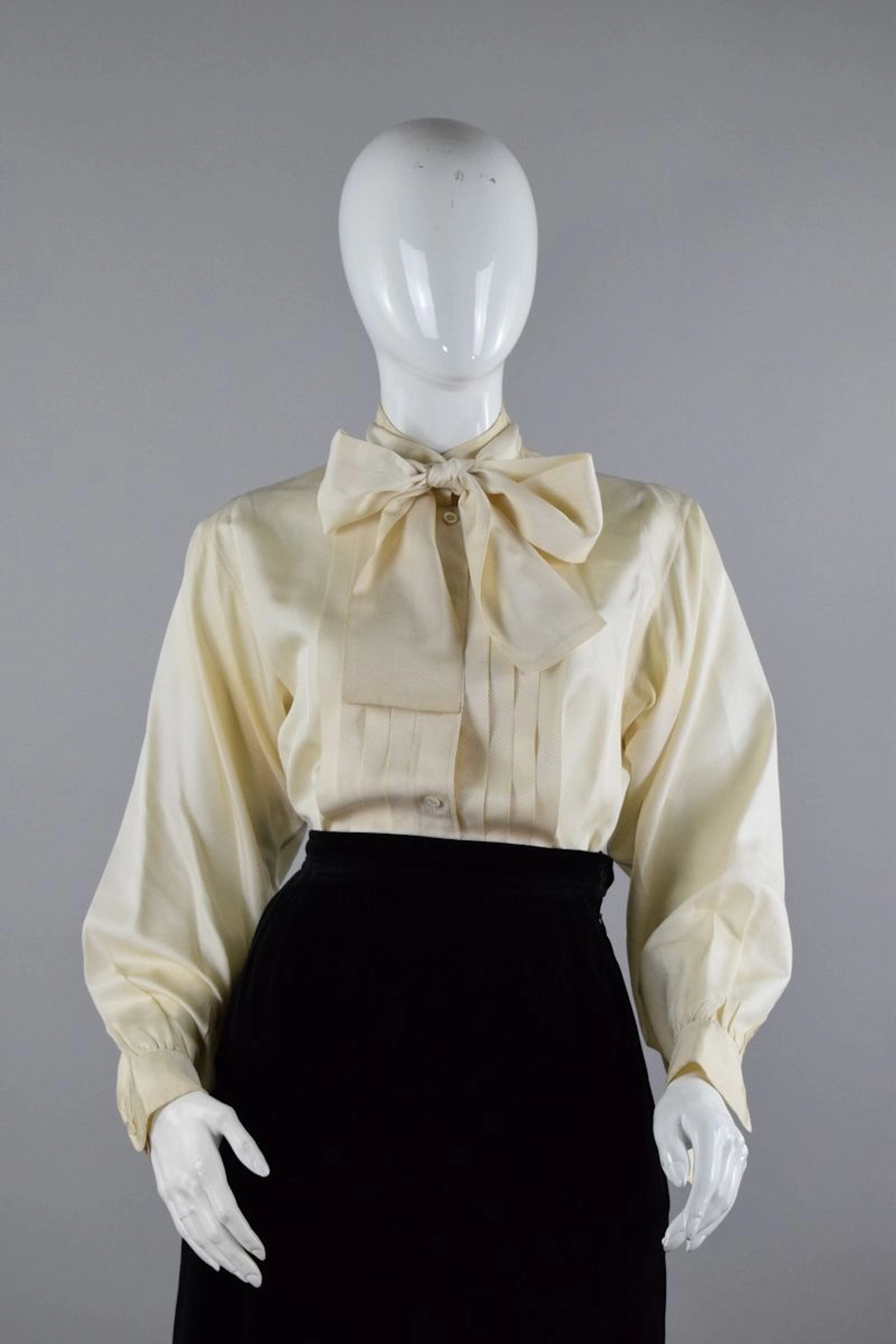 YVES SAINT LAURENT Rive Gauche Circa 1980 Chemisier... - Lot 128 - Rossini