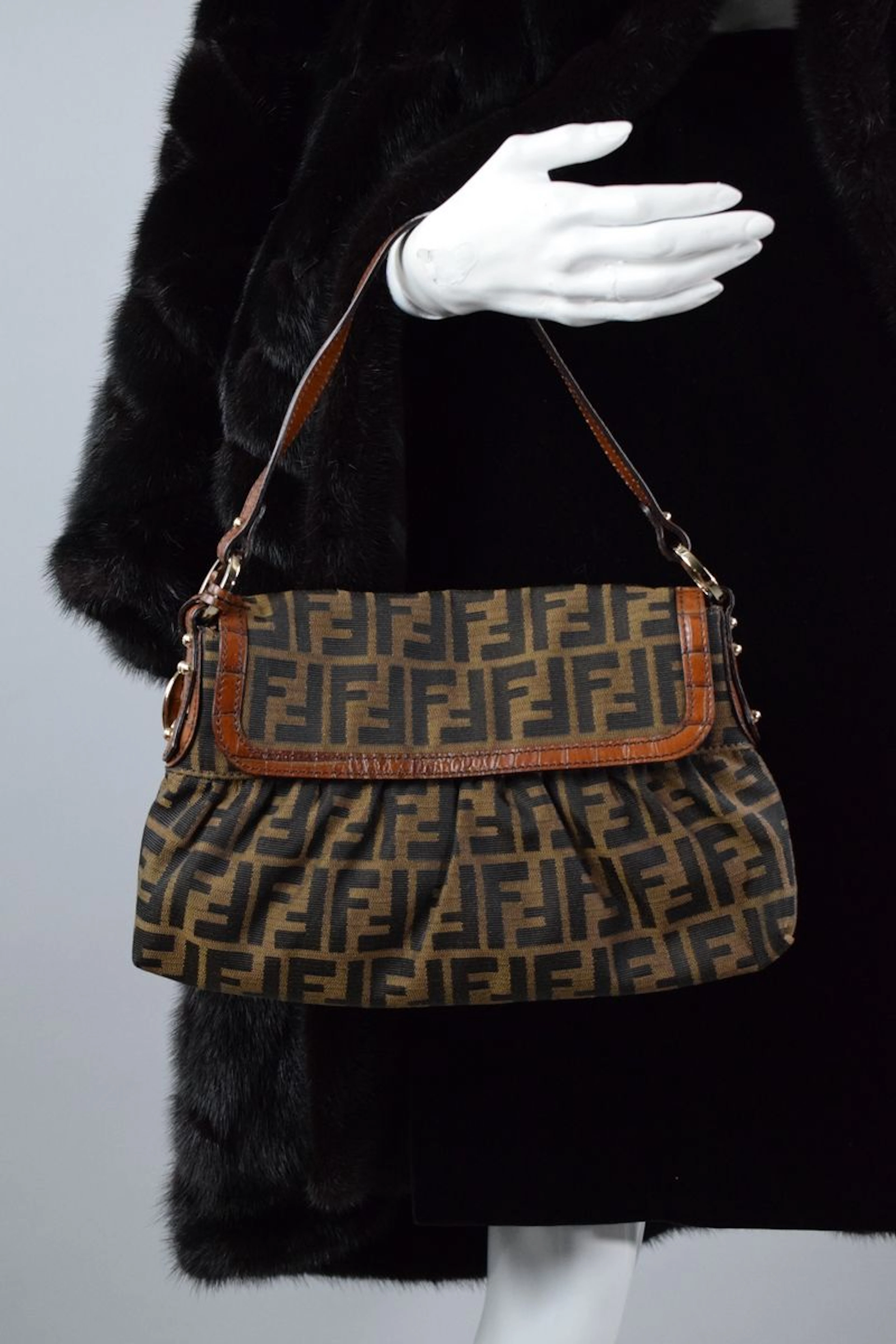 FENDI Sac poté main ou épaule à rabat en... - Lot 185 - Rossini
