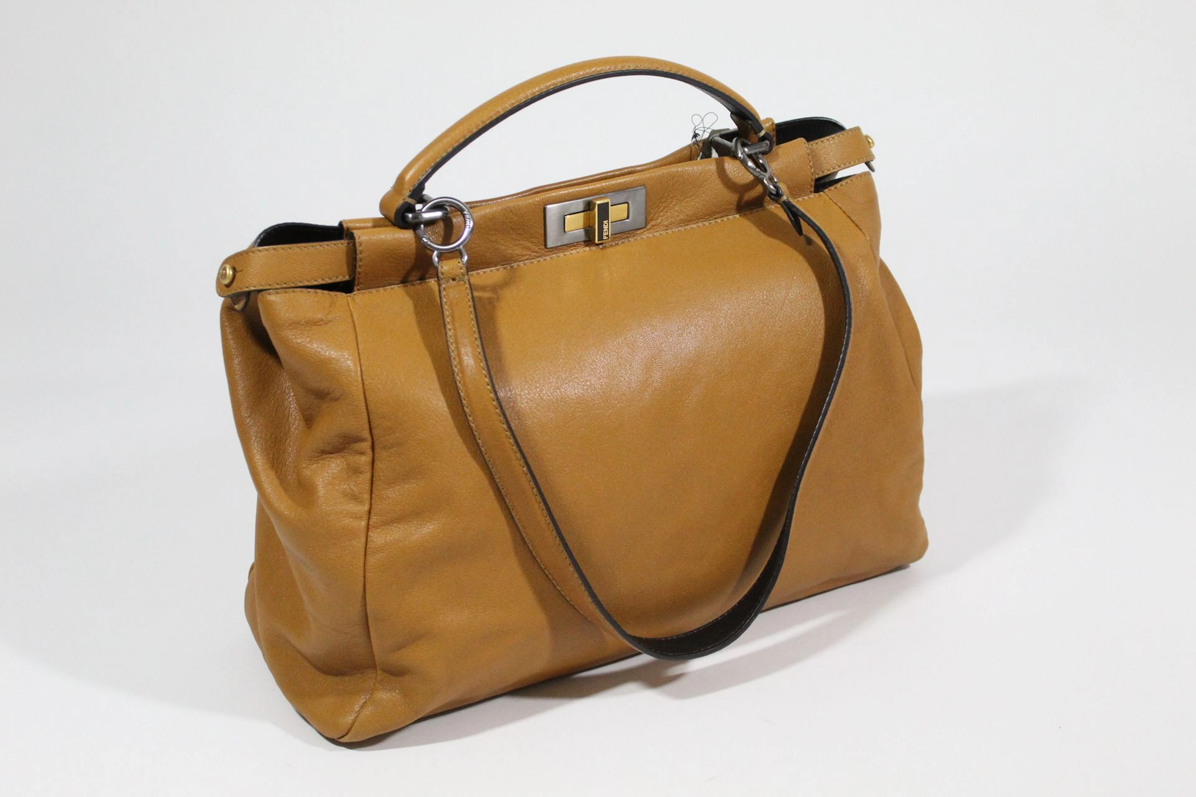 FENDI Sac "Peekaboo" en cuir beige, garniture... - Lot 185 - Rossini