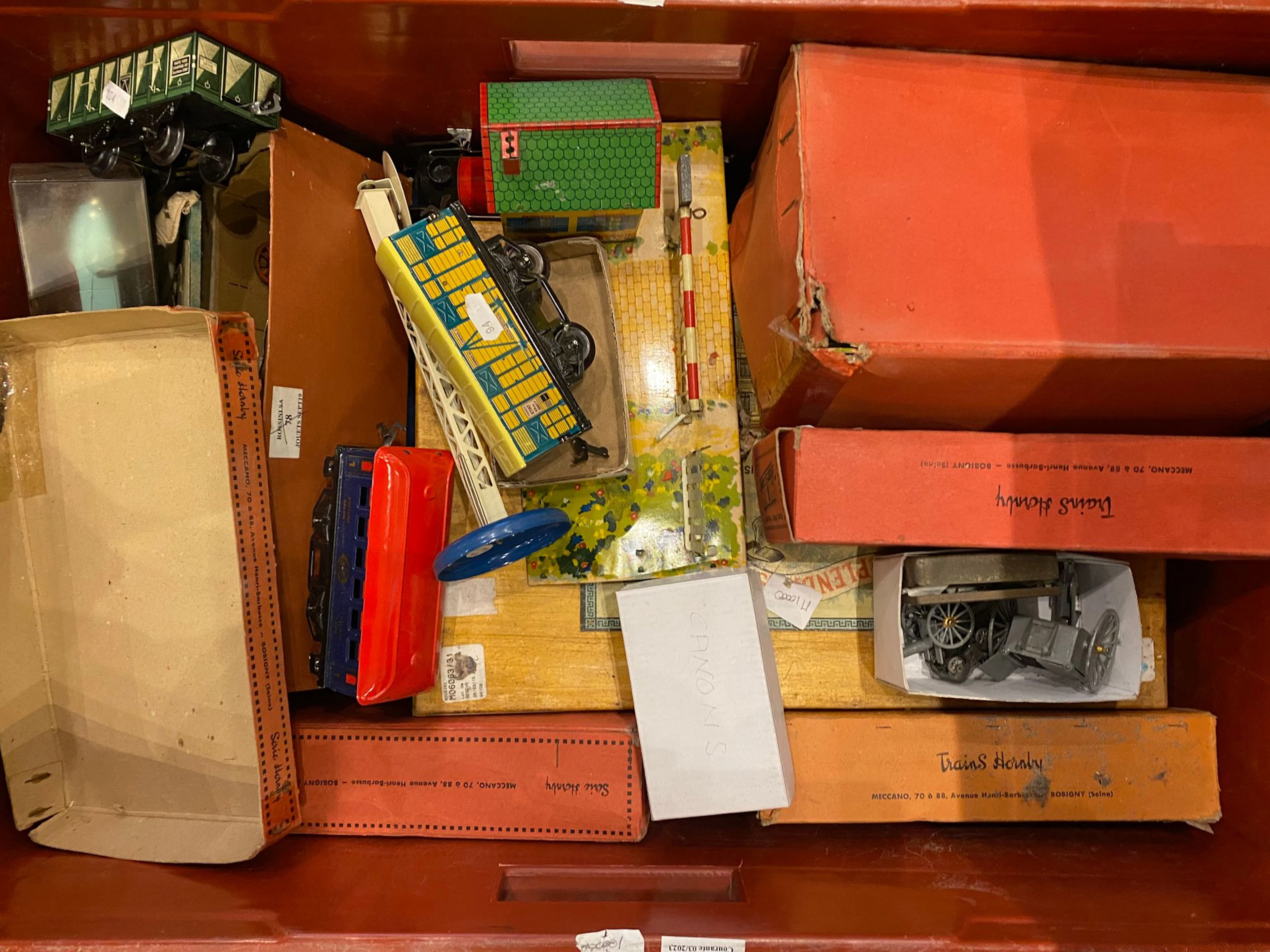 MANETTE de jouets anciens divers : rails,... - Lot 240 - Rossini