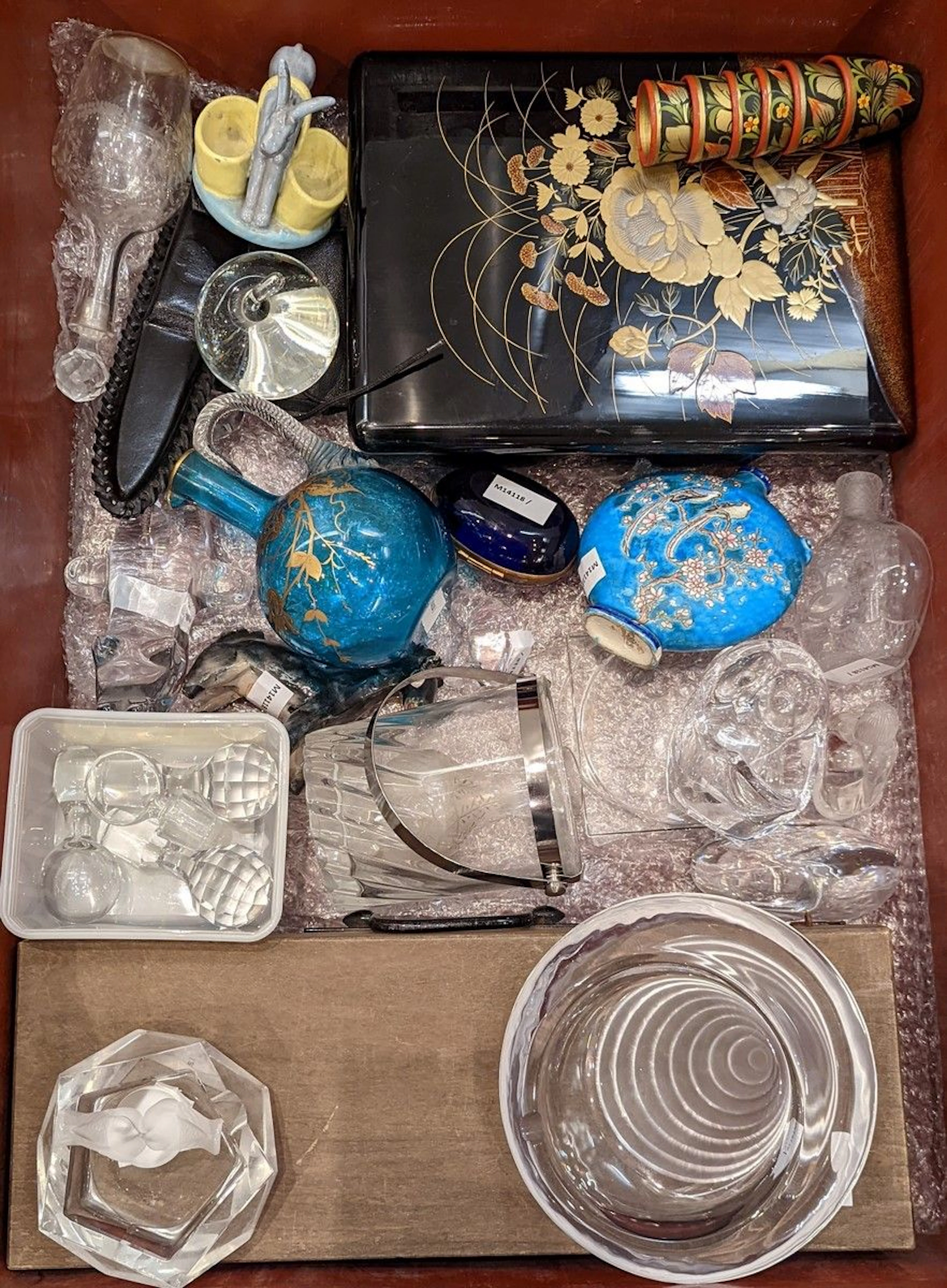 Manette comprenant: - Sujet en verre représentant... - Lot 247 - Rossini