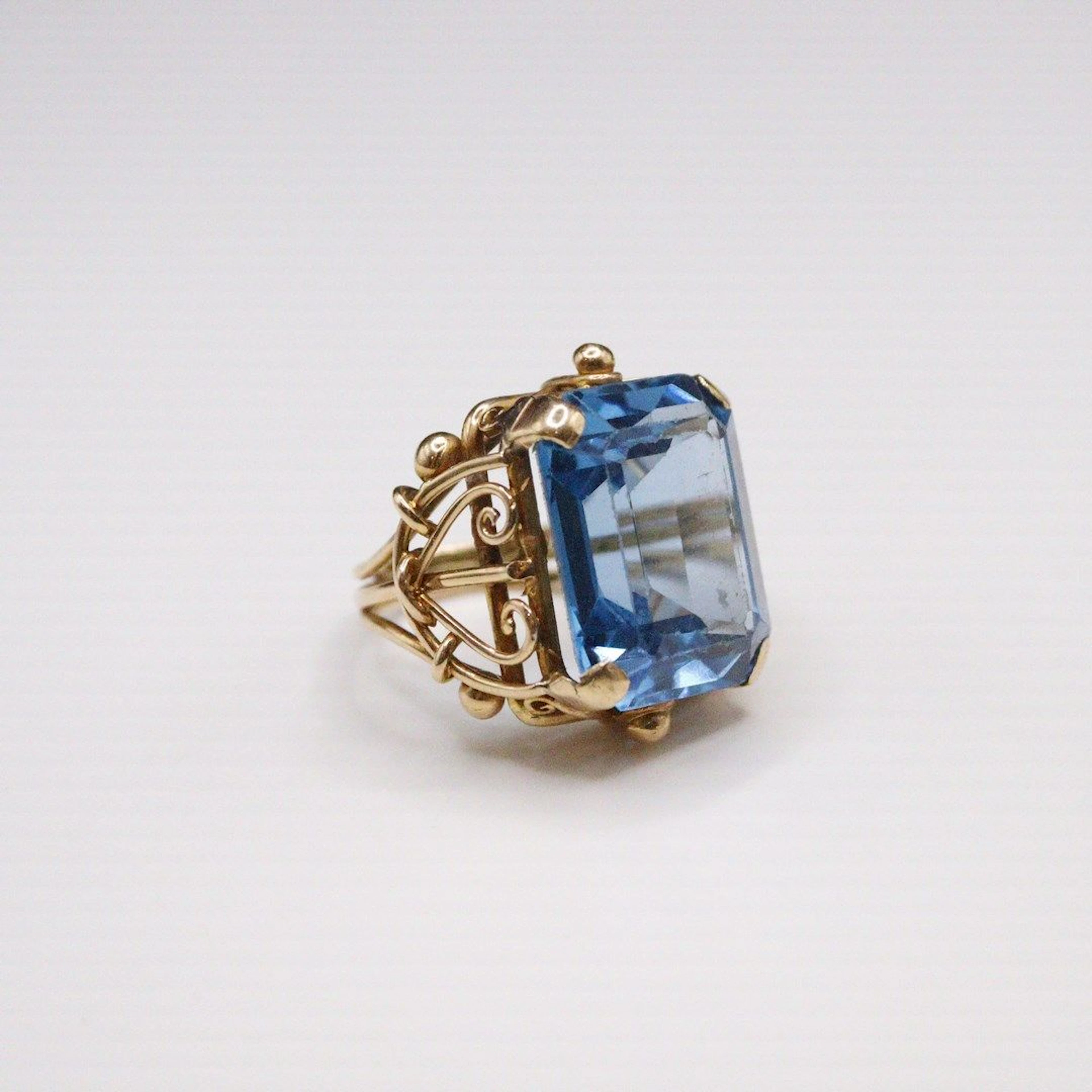 Bague en or jaune 18k (750), monture ajourée... - Lot 282 - Rossini