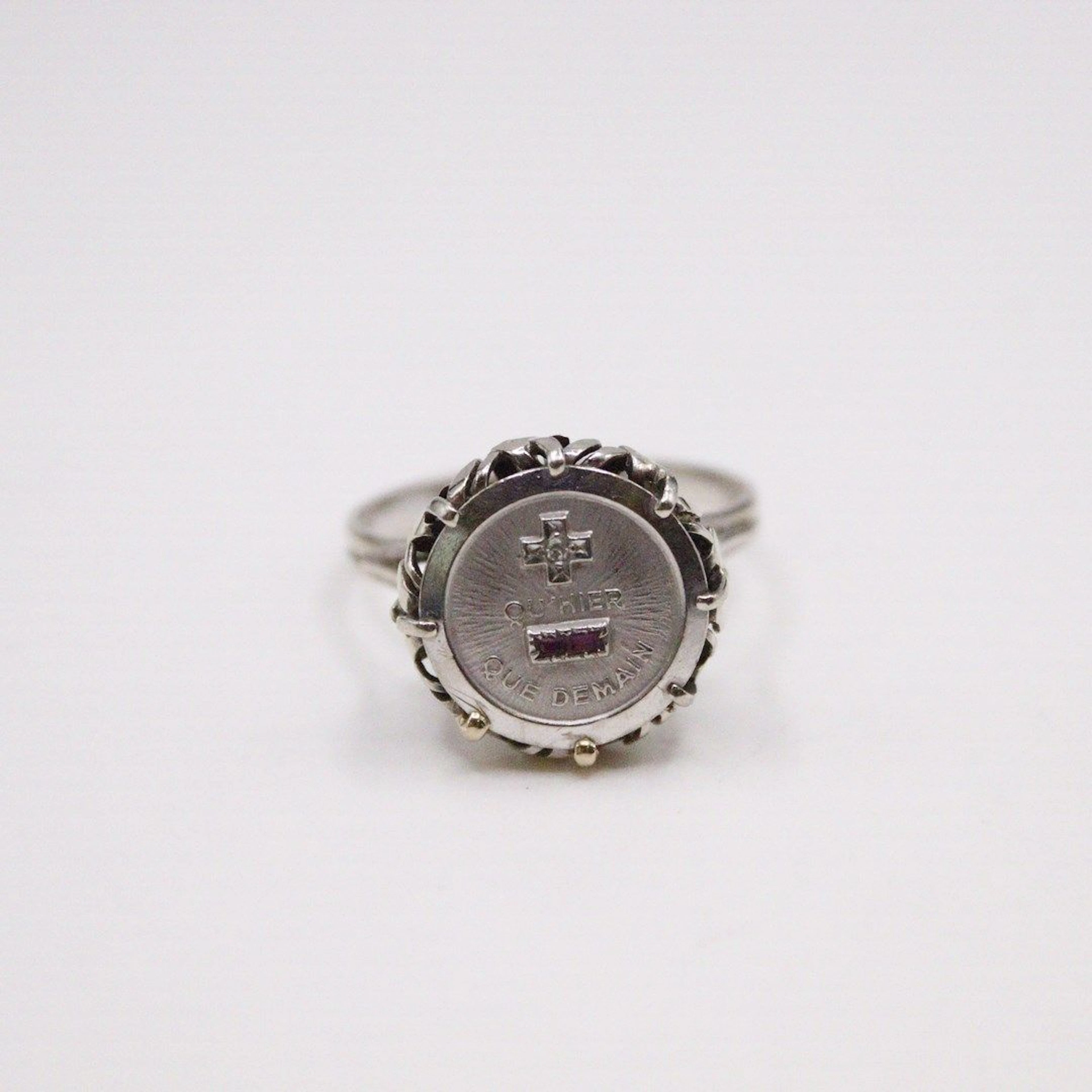 Bague en or gris 18k (750) ornée d'une plaque... - Lot 470 - Rossini