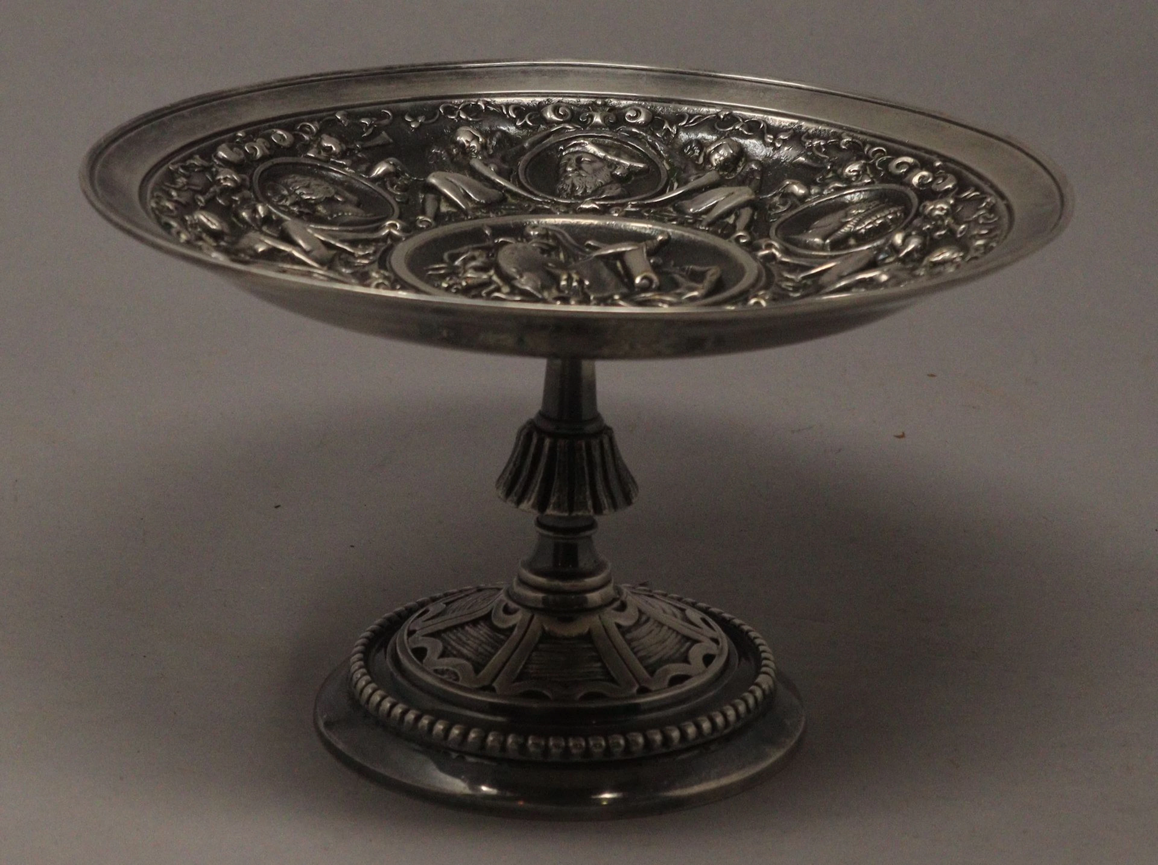 Coupe ronde en métal Fin du XIXe siècle A... - Lot 376 - Rossini