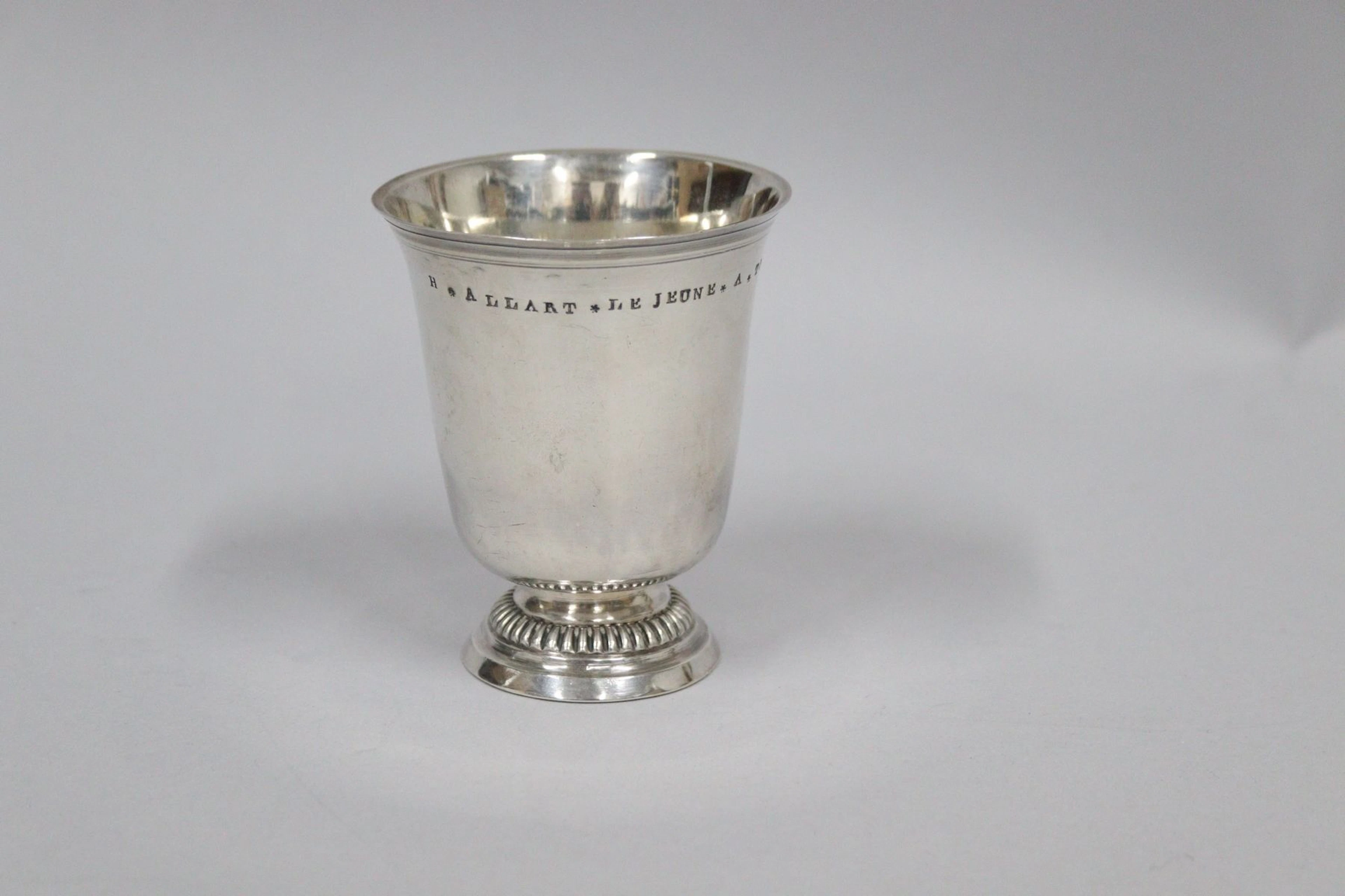 Timbale tulipe en argent uni, posant sur... - Lot 387 - Rossini