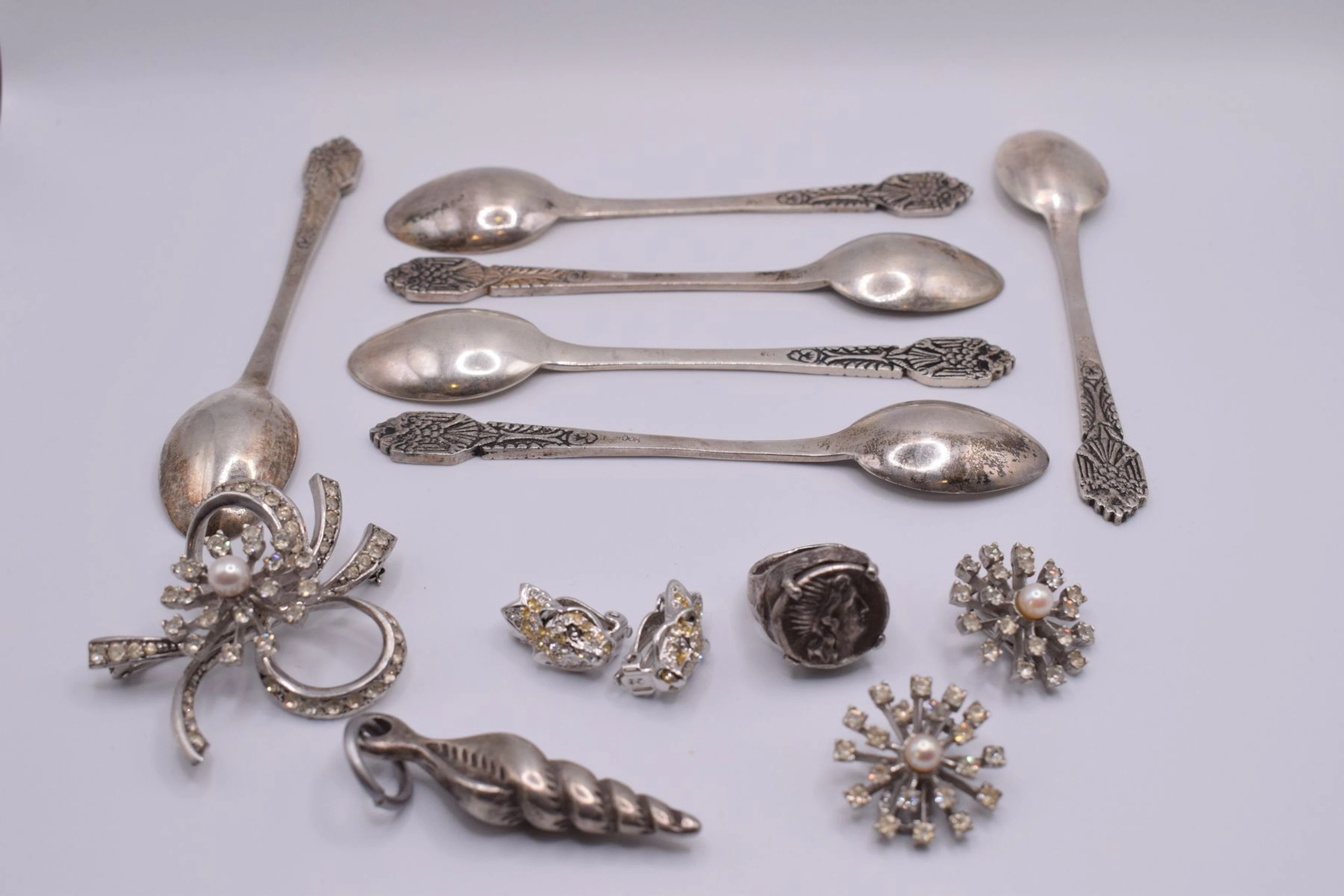 Lot de bijoux fantaisie et en argent comprenant... - Lot 146 - Rossini
