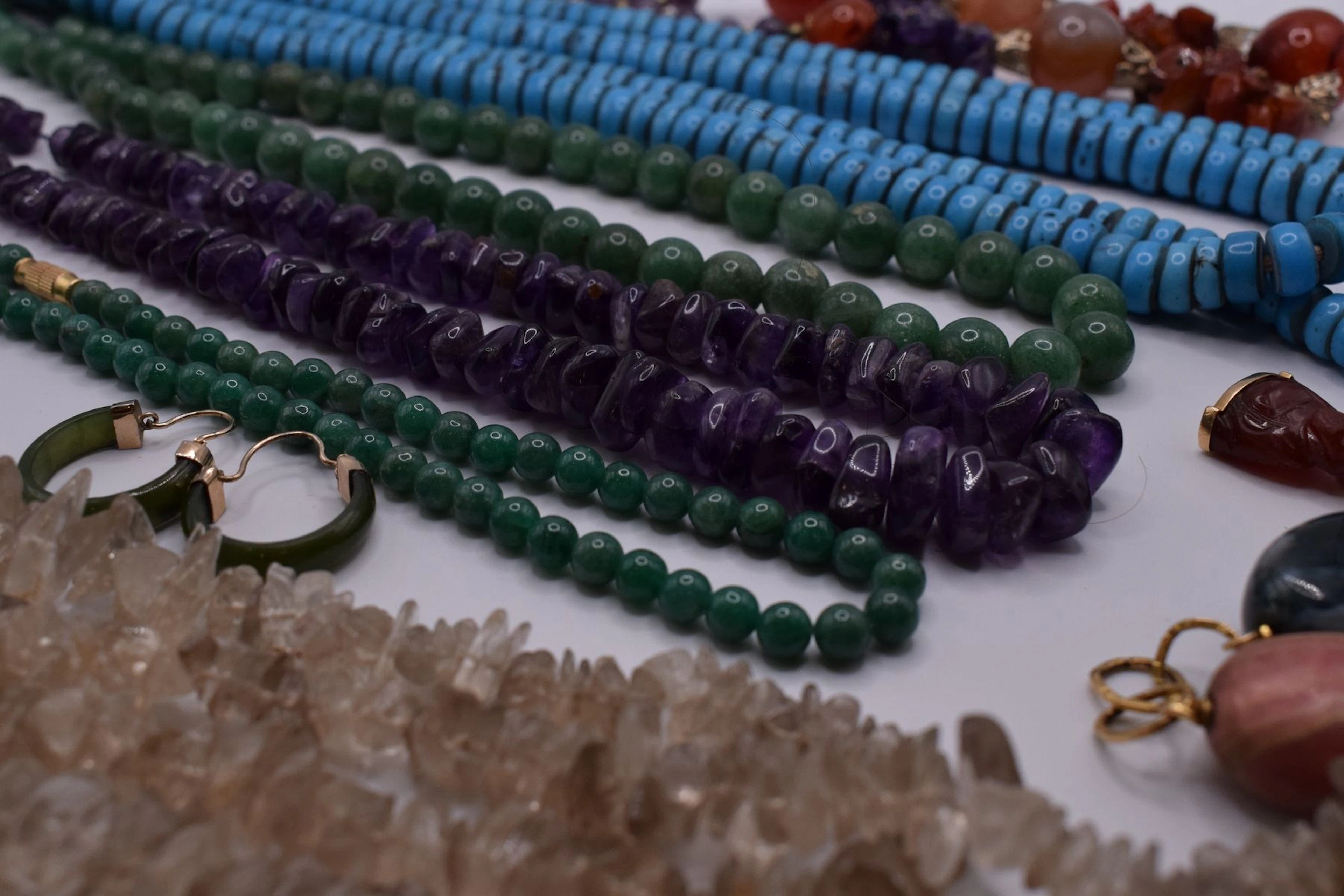 Lot de bijoux en pierres fines comprenant... - Lot 379 - Rossini