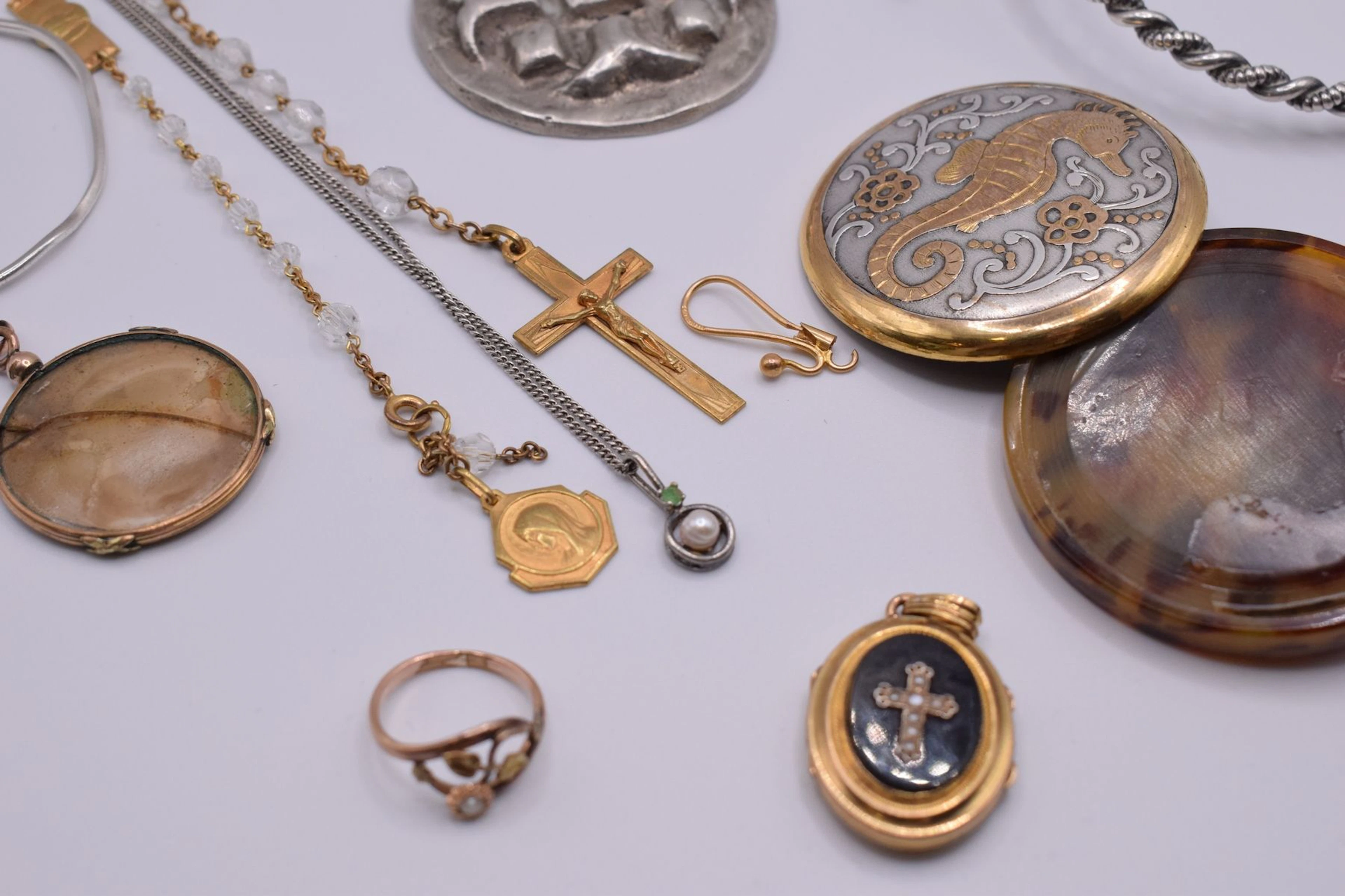 Fonds de tiroirs : - un pendentif ouvrant... - Lot 405 - Rossini