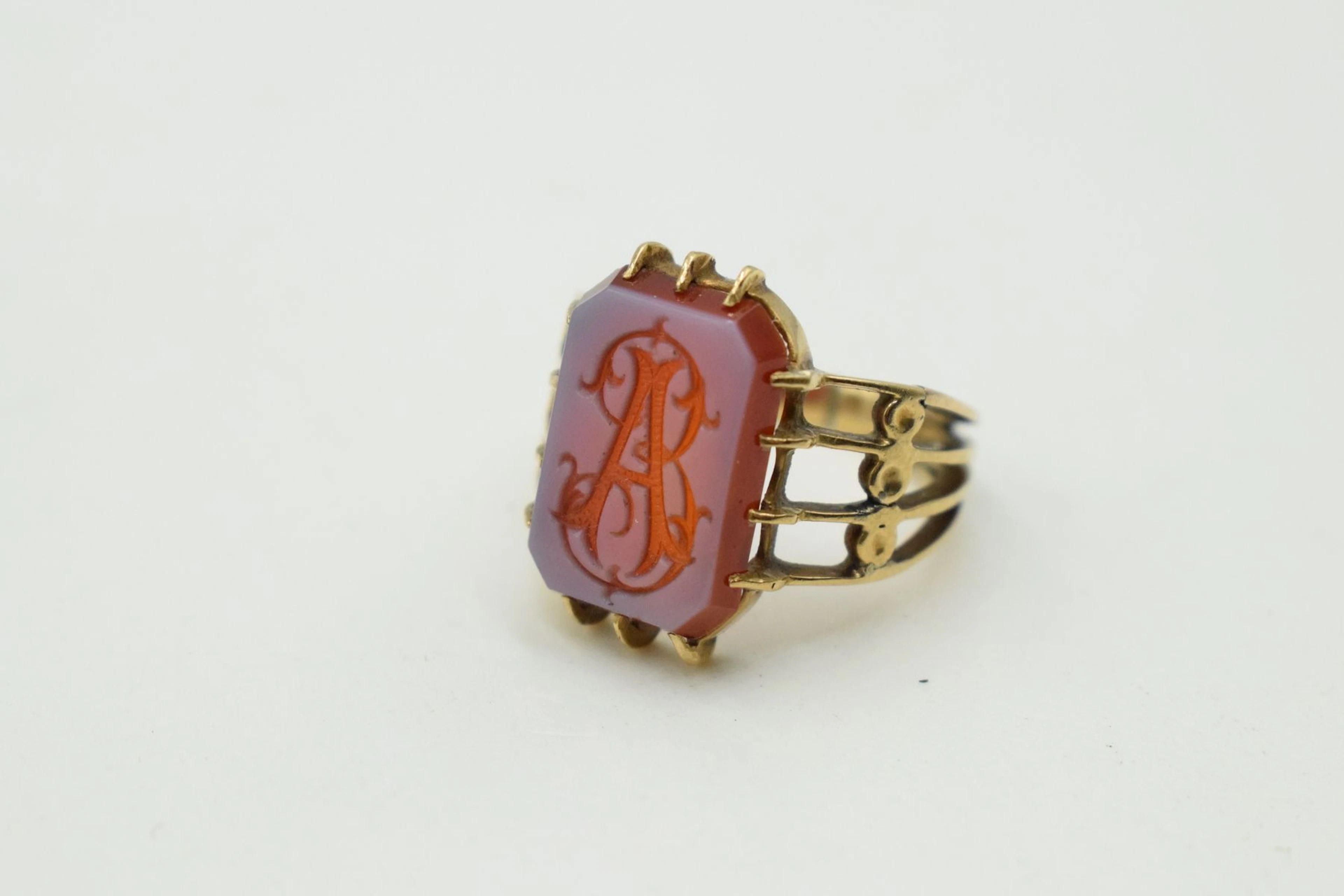 Bague en or 18K (750) ornée d'un intaille... - Lot 164 - Rossini