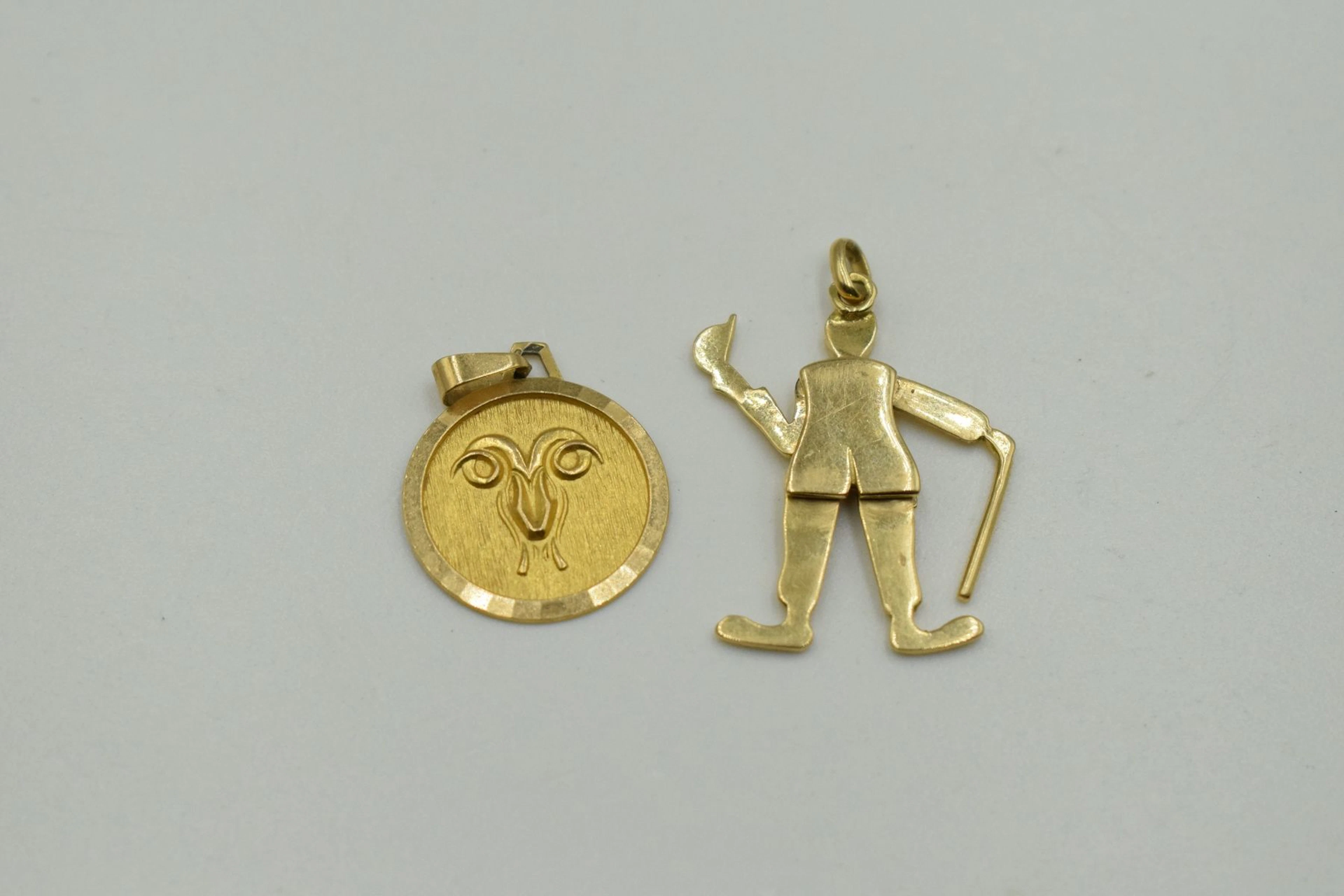 Lot de deux pendentifs comprenant un Charlie... - Lot 237 - Rossini