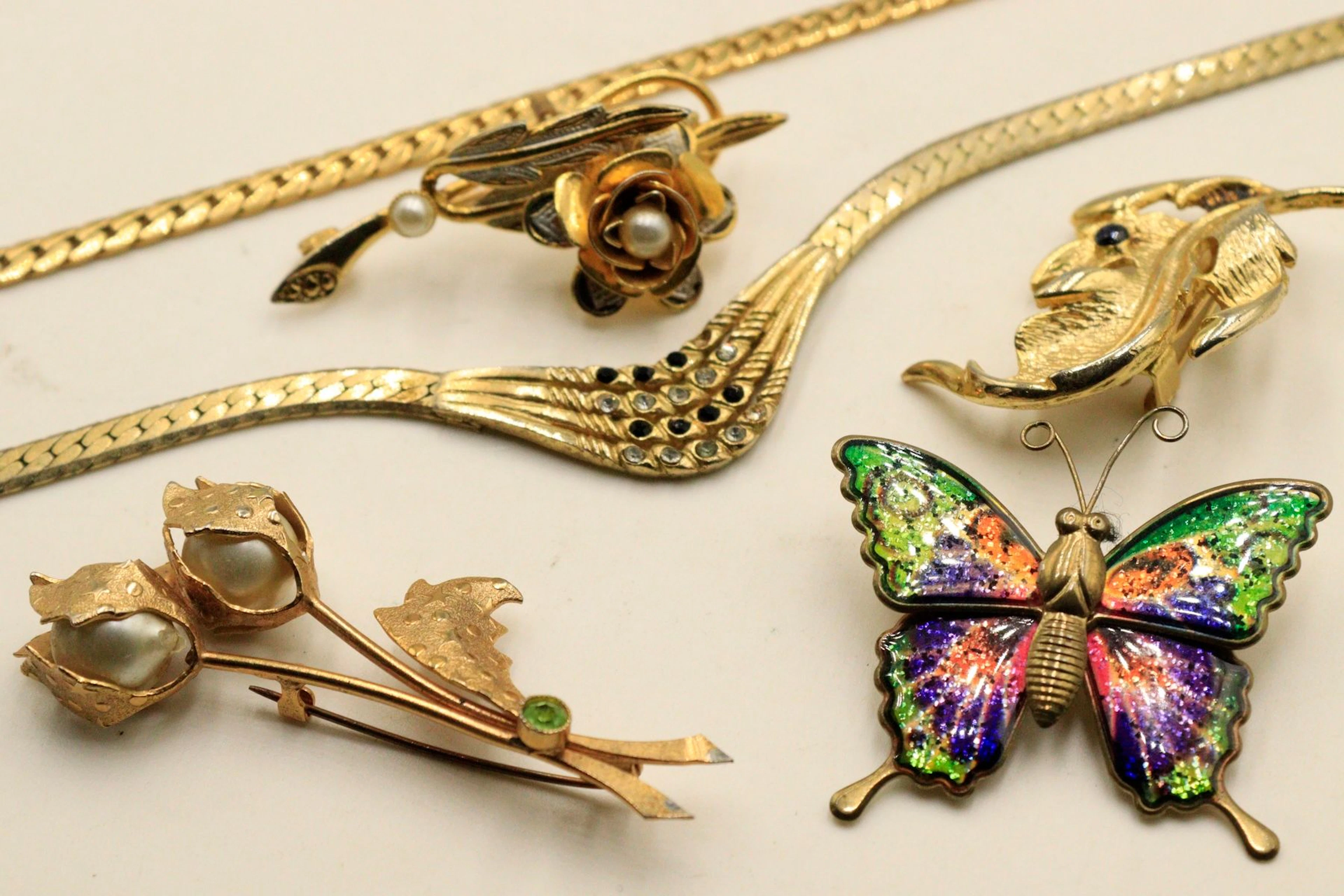 Ensemble de bijoux fantaisie : - un collier... - Lot 250 - Rossini