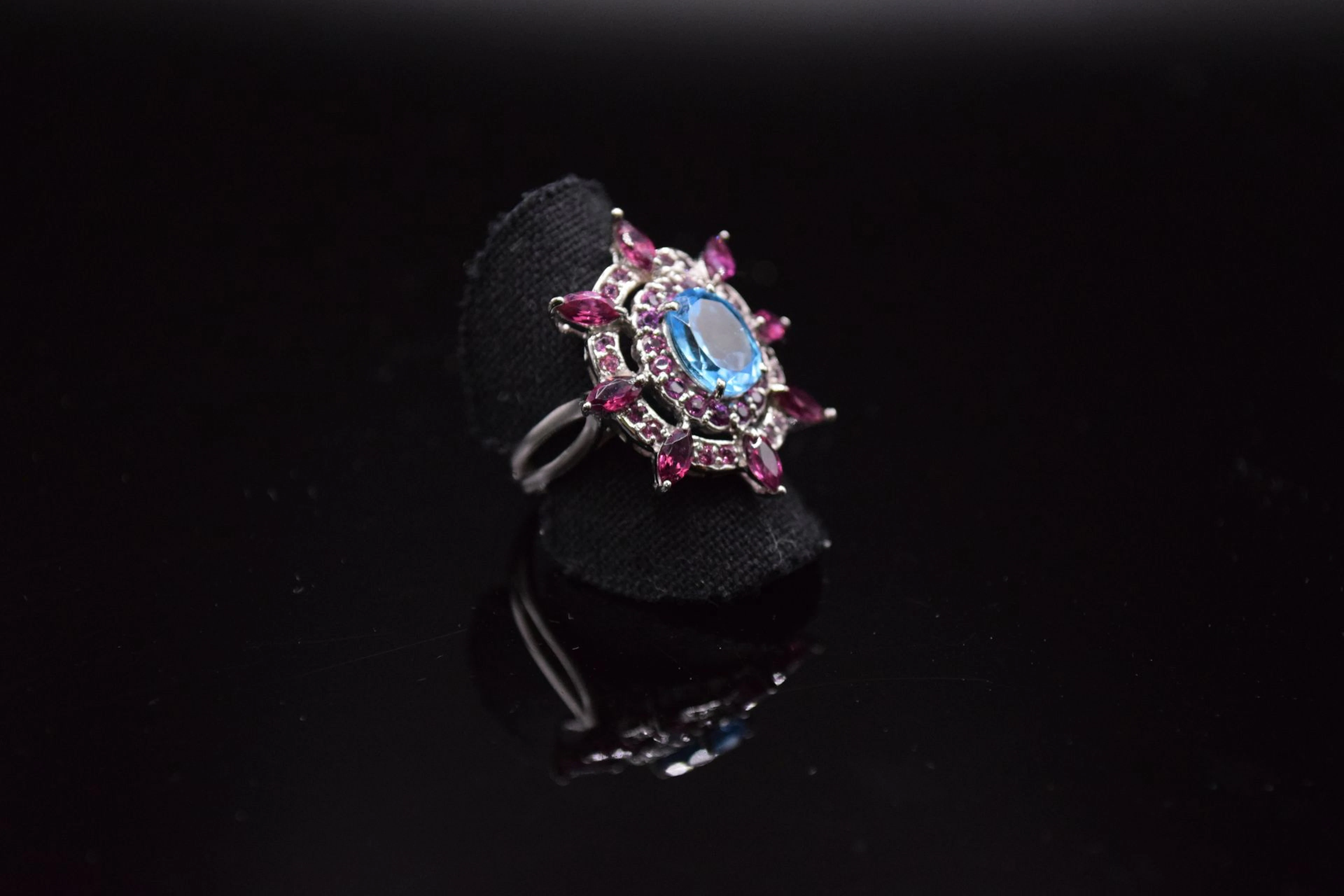 Bague cocktail en argent (925) centrée d'une... - Lot 162 - Rossini