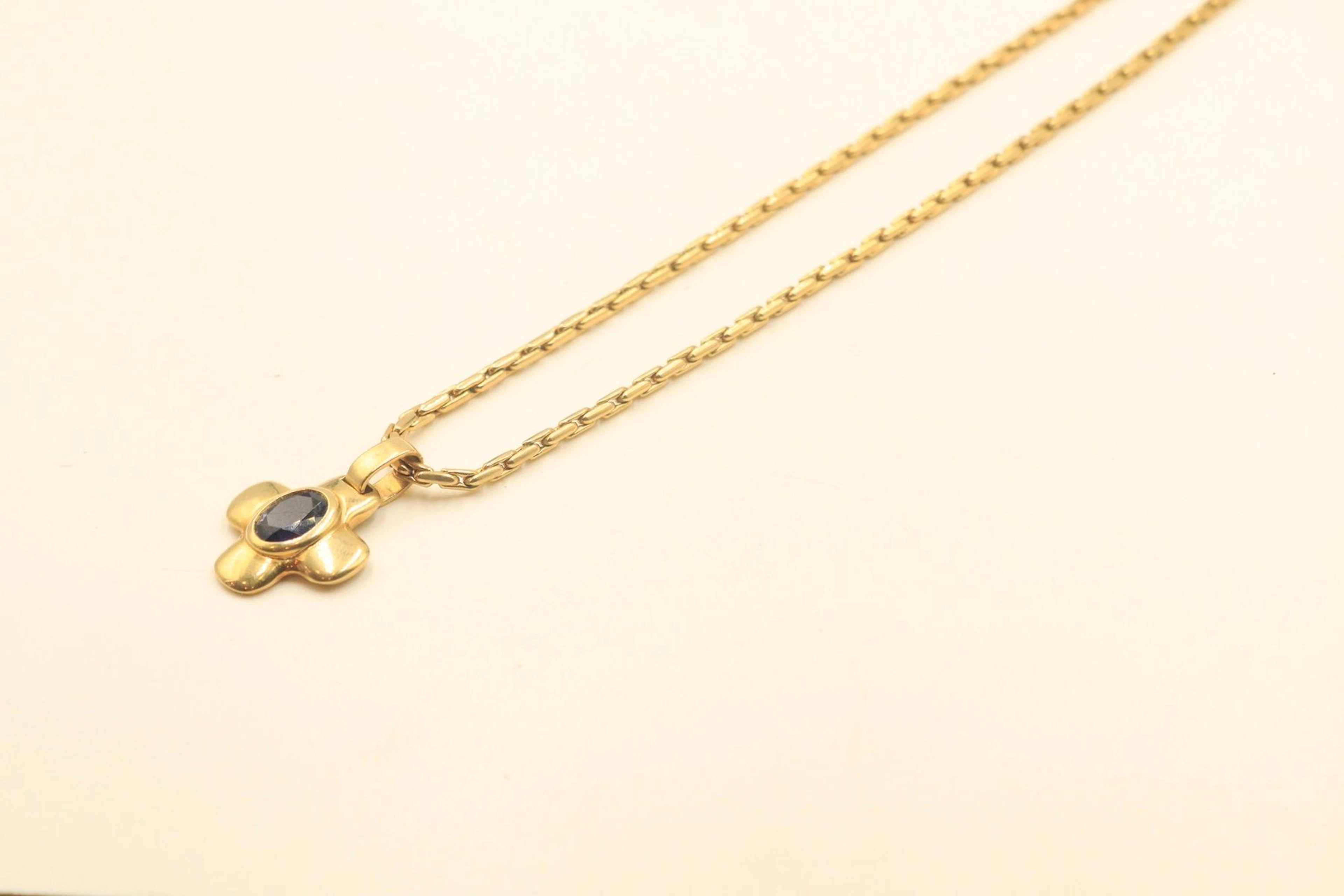 Collier en or jaune 18k (750) et un pendentif... - Lot 363 - Rossini
