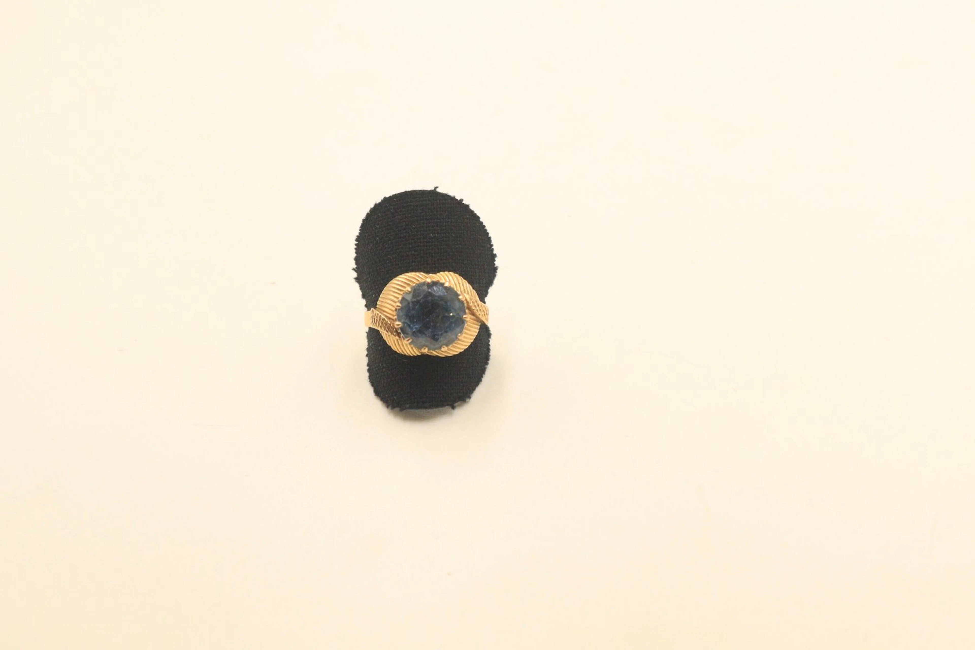 Bague en or jaune 18k (750) ornée d'un spinelle... - Lot 370 - Rossini