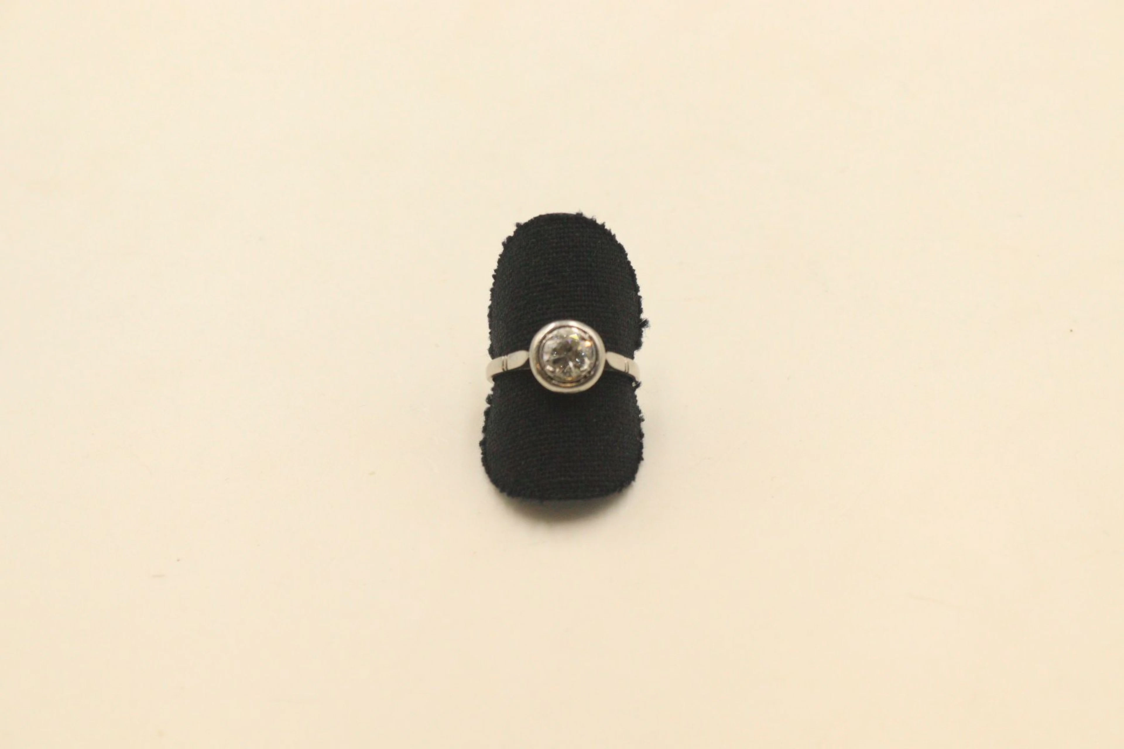 Solitaire en platine ornée d'un diamant rond.... - Lot 407 - Rossini