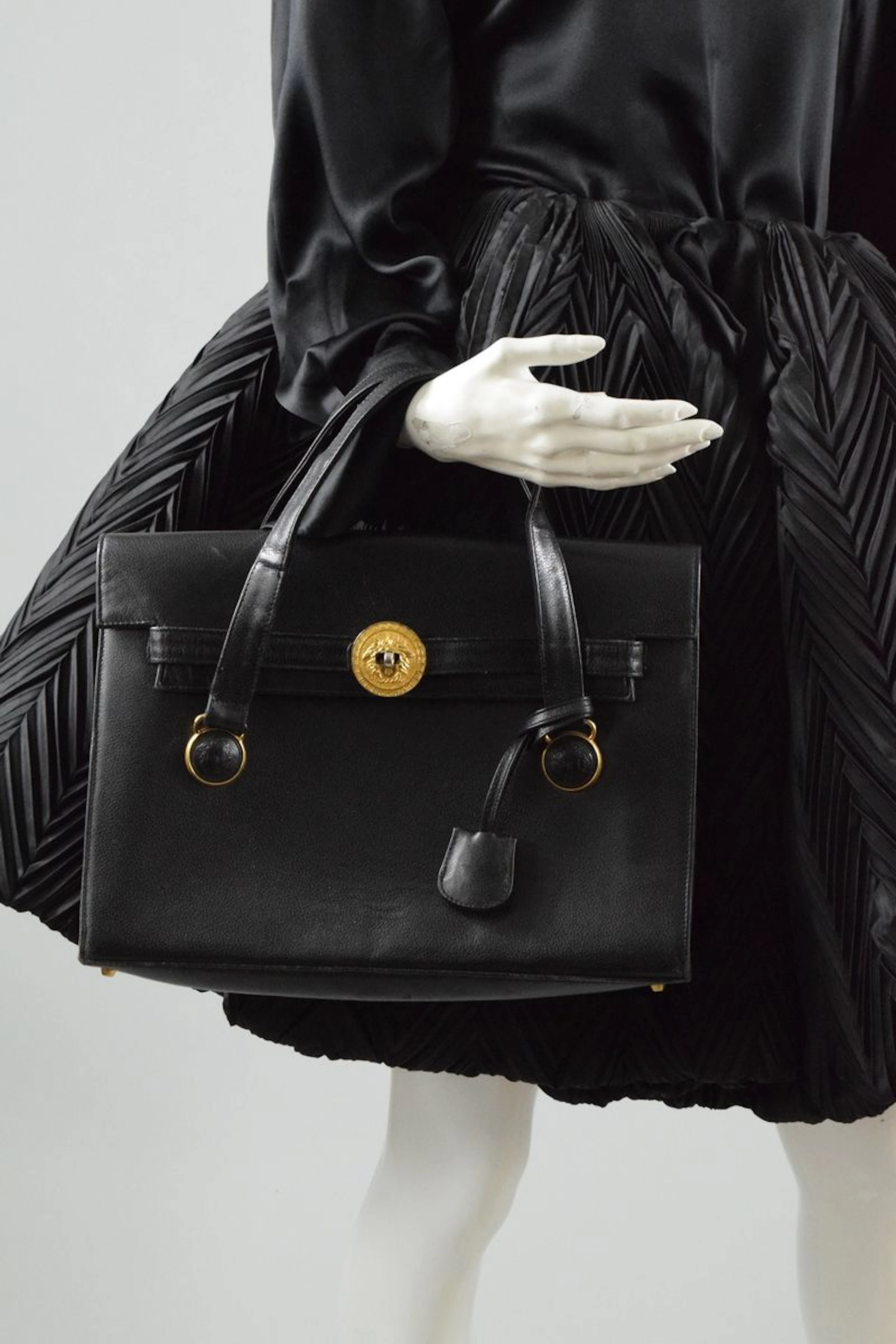 GIANNI VERSACE Couture Sac façon Kelly porté... - Lot 111 - Rossini