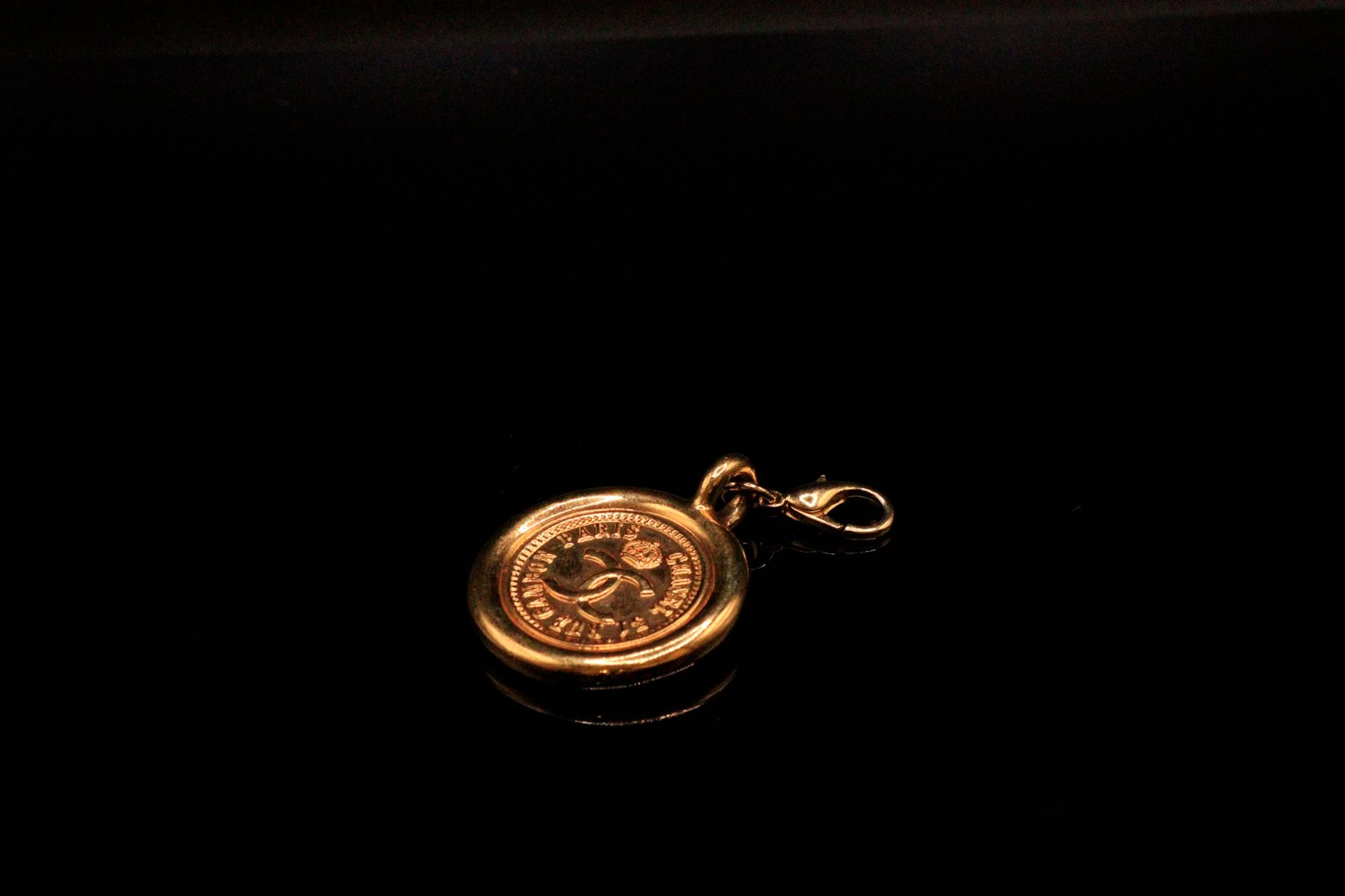CHANEL Médaillon en métal doré frappé d'un... - Lot 195 - Rossini