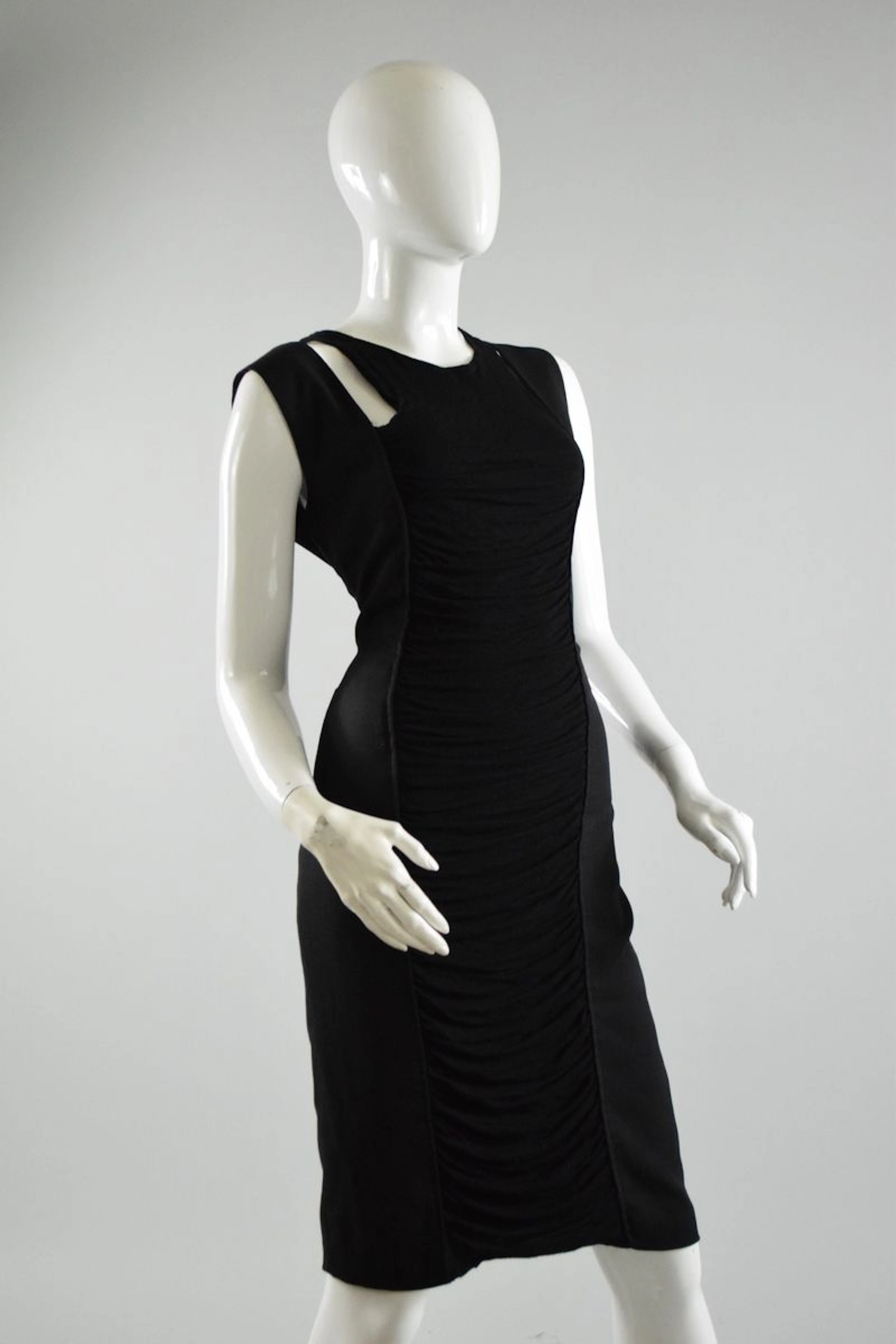 PIERRE BALMAIN Élégante robe noire sans... - Lot 336 - Rossini