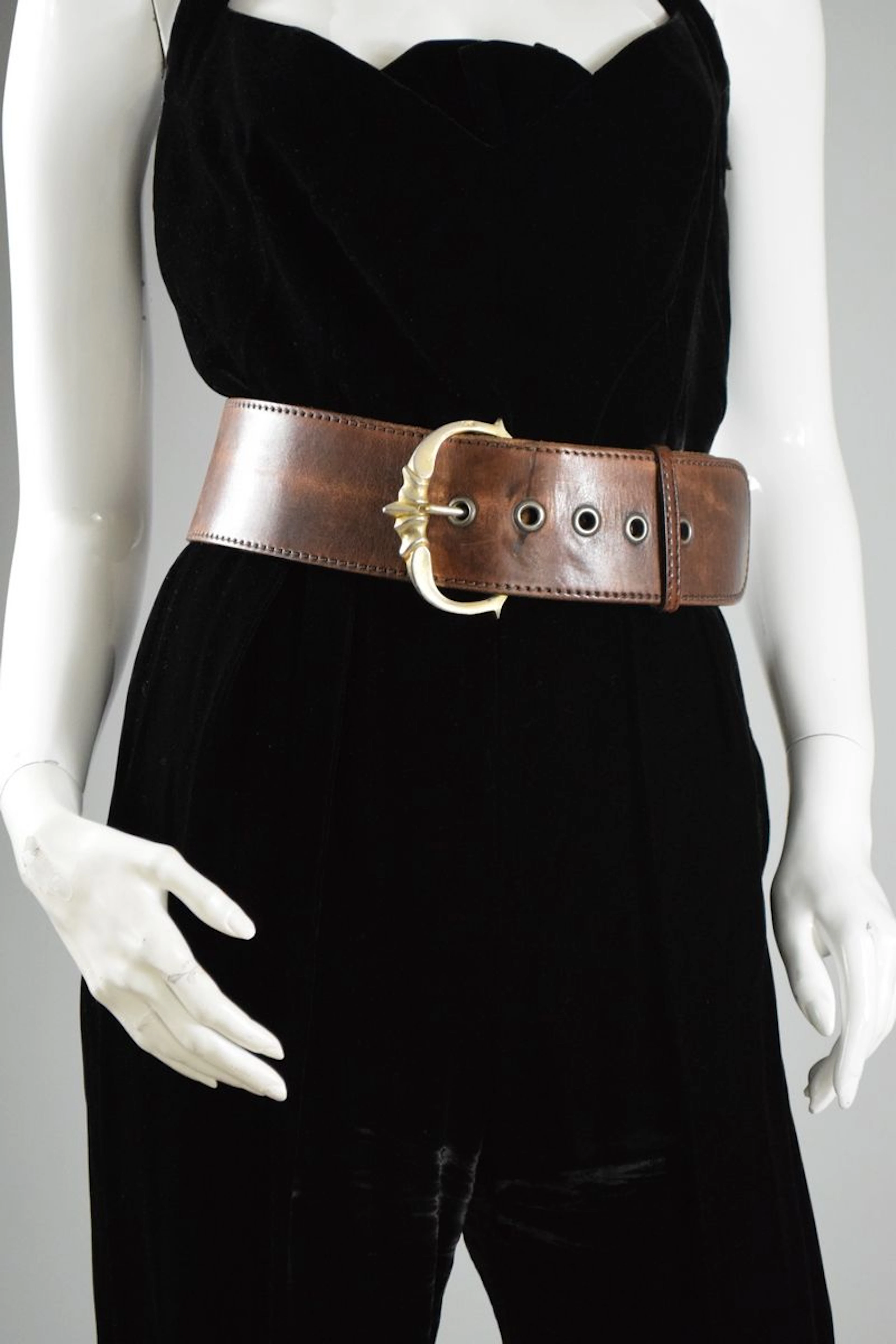 CÉLINE Circa 1970 Ceinture en cuir brun... - Lot 389 - Rossini
