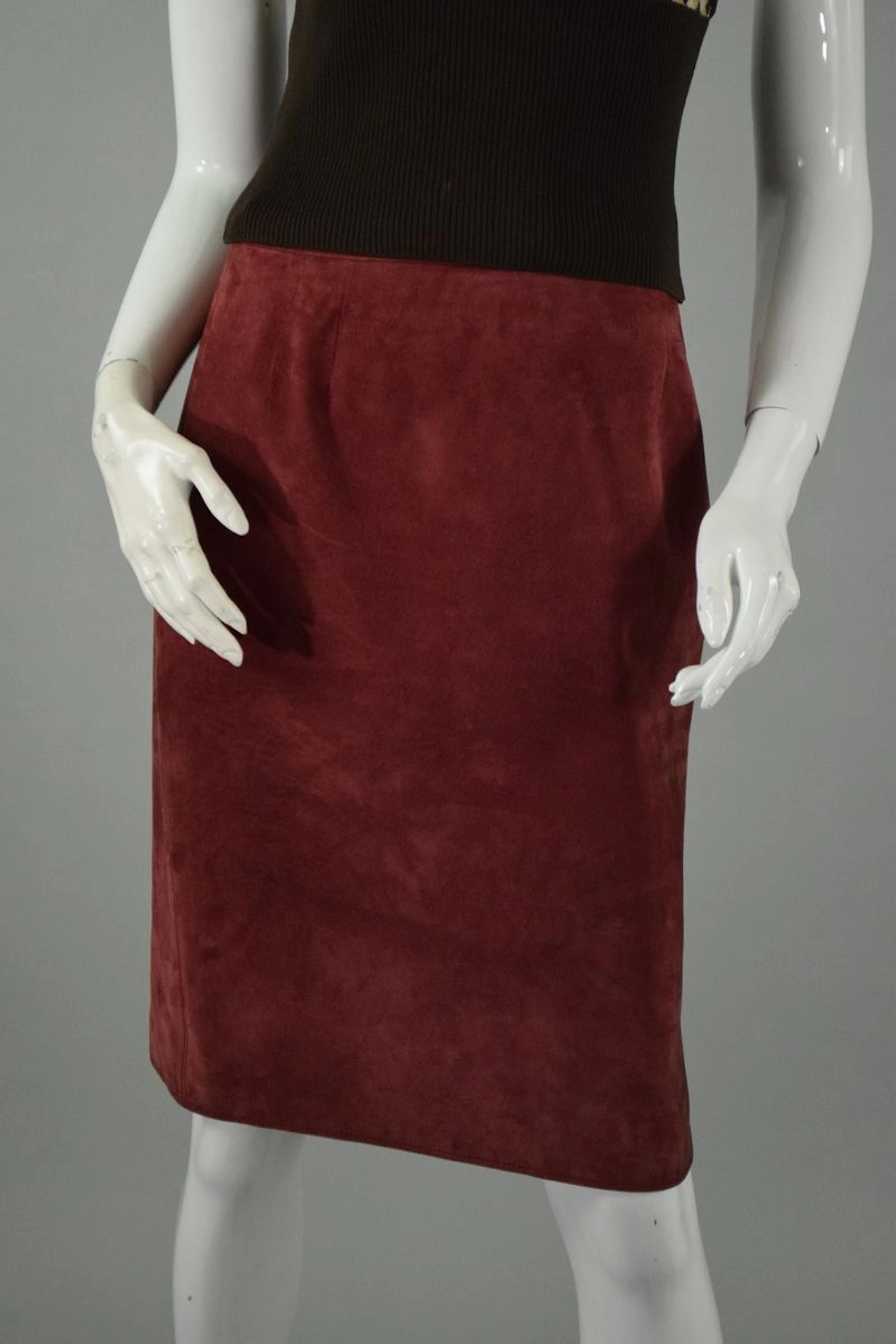 EMANUEL UNGARO Jupe droite en cuir suédé... - Lot 97 - Rossini