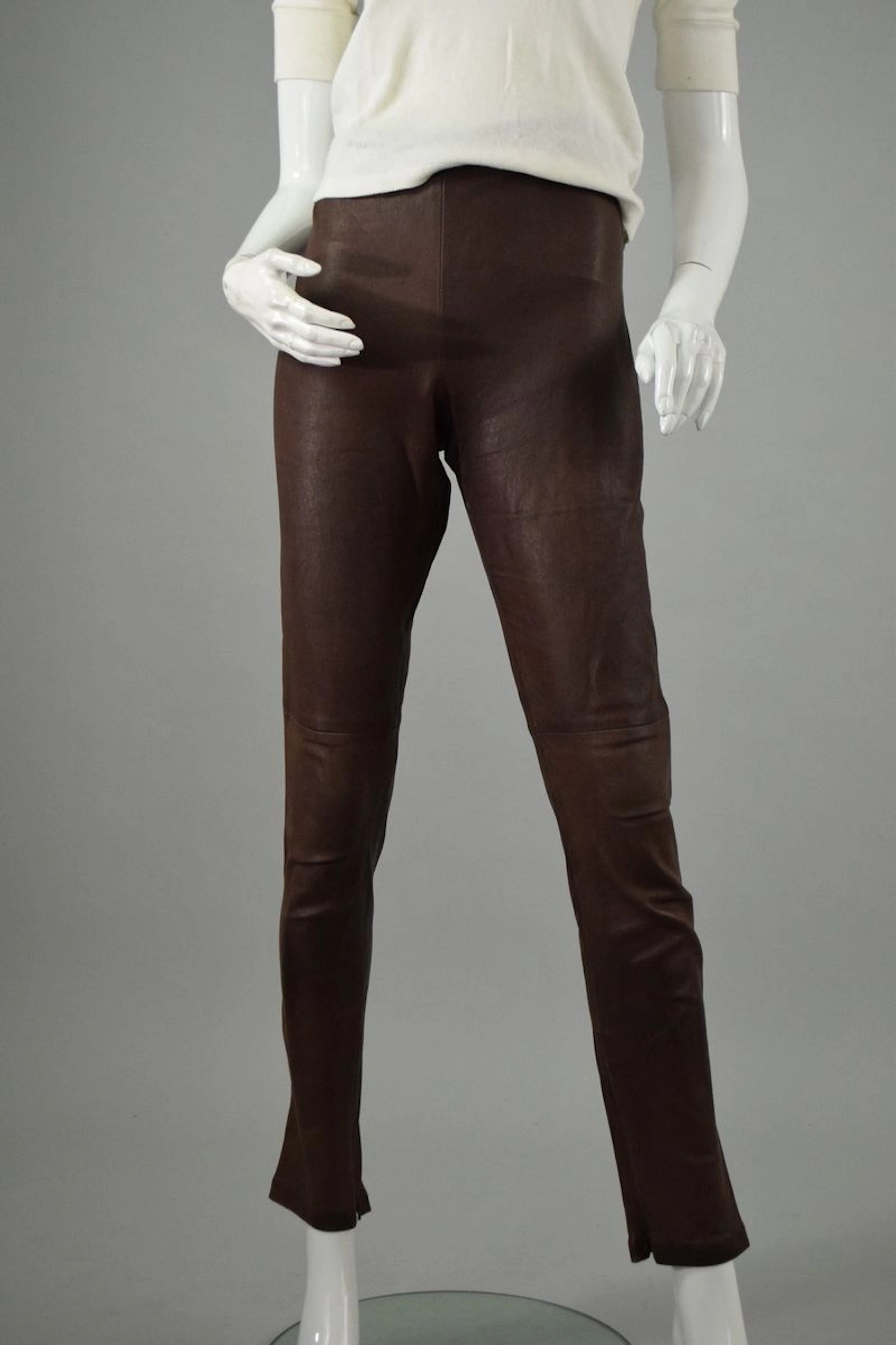 BALENCIAGA Pantalon en cuir brun à zip... - Lot 145 - Rossini