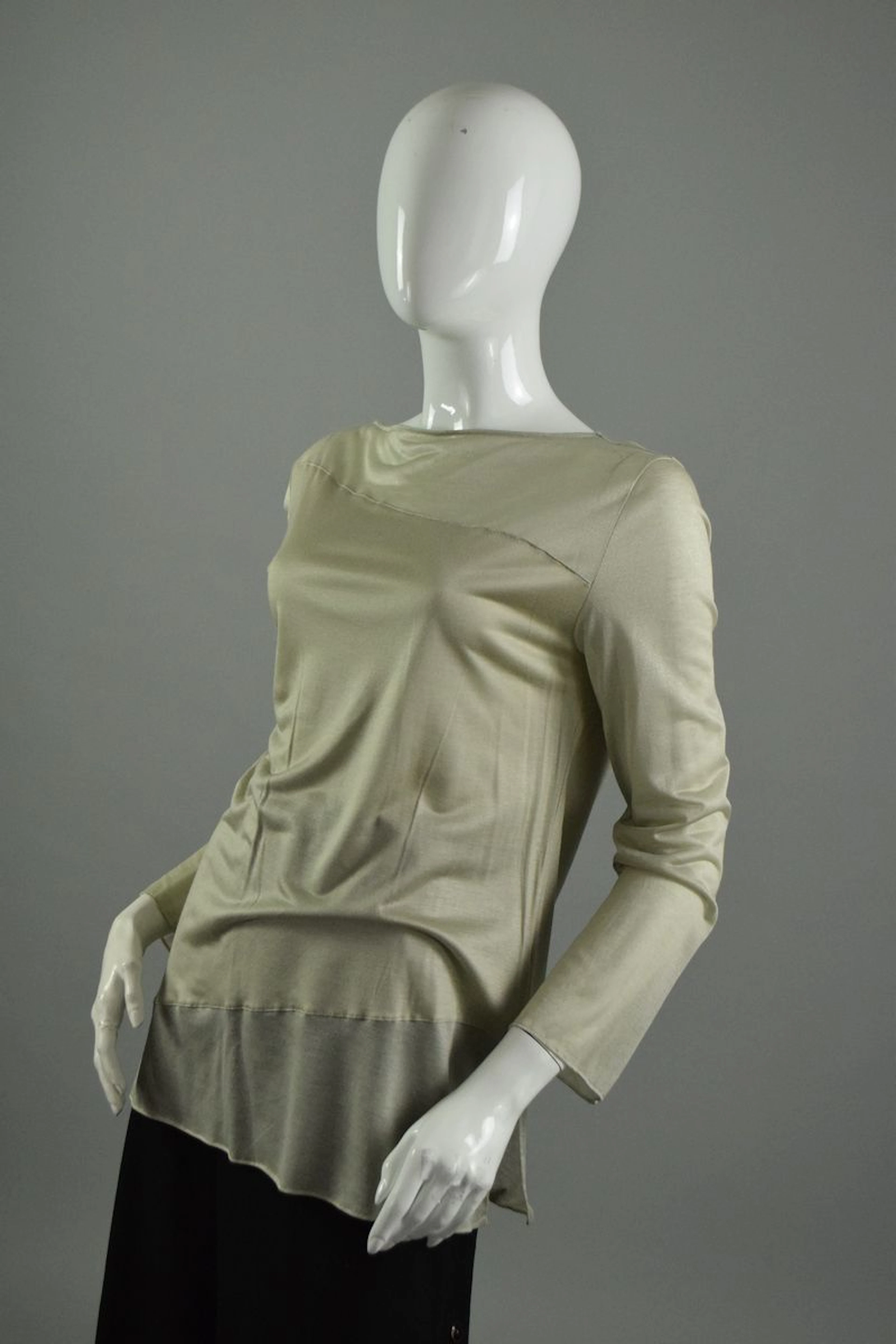 SILVIA MANTEGNA Top à manches longues irrisé. Etqiuette... - Lot 165 - Rossini