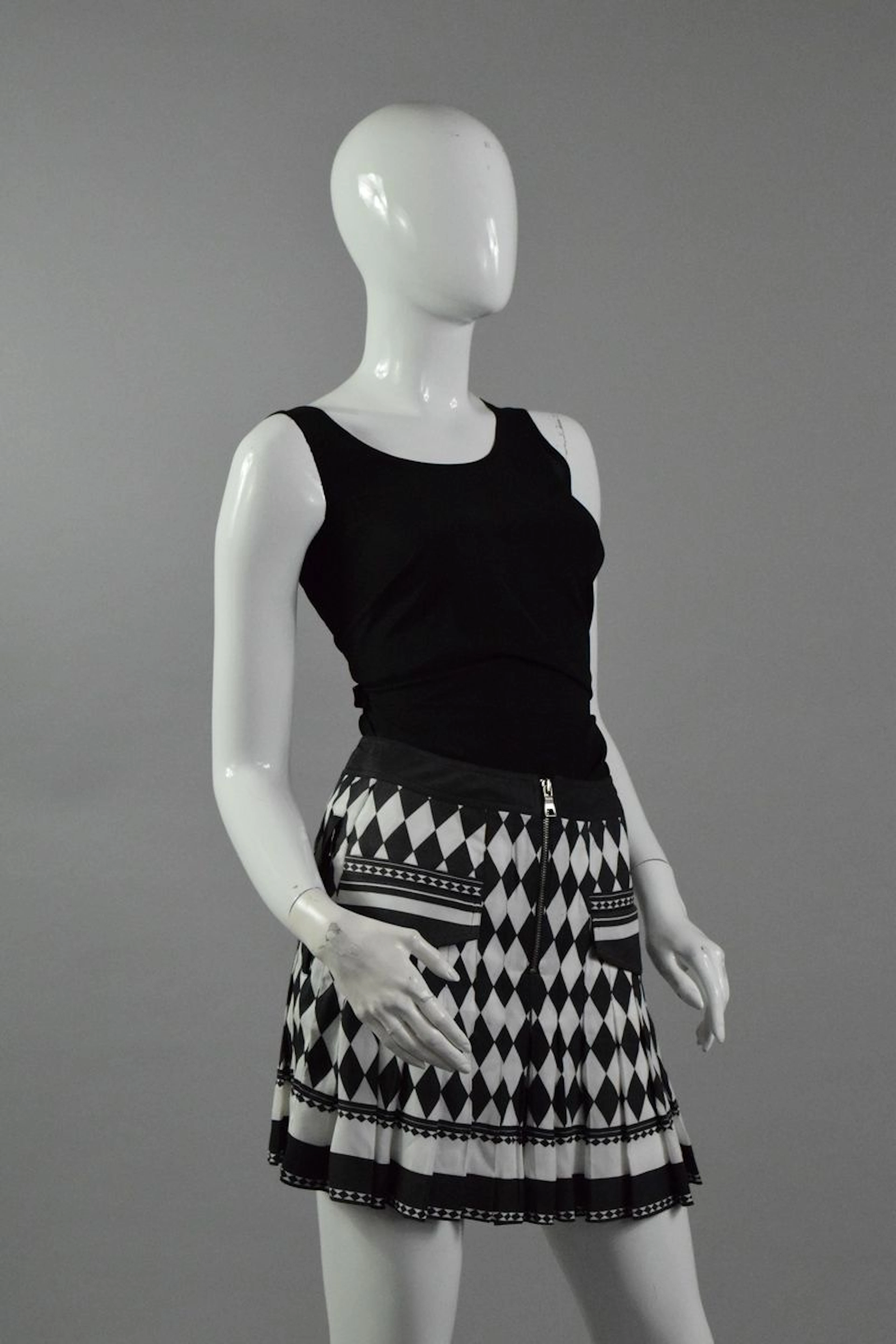 BALMAIN Jupe plissée à motifs de carreaux... - Lot 592 - Rossini