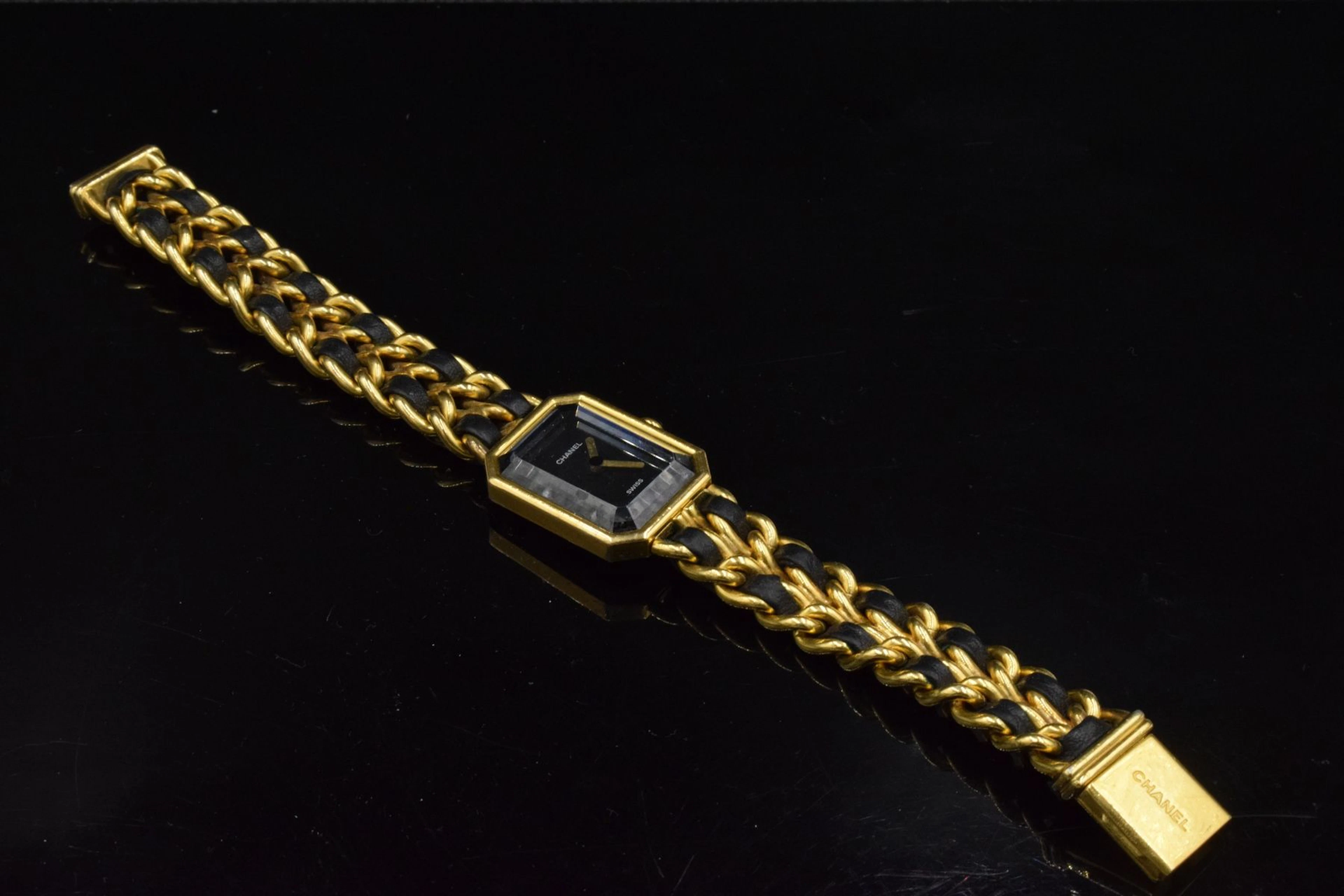 CHANEL Montre de dame en métal doré, bracelet... - Lot 492 - Rossini