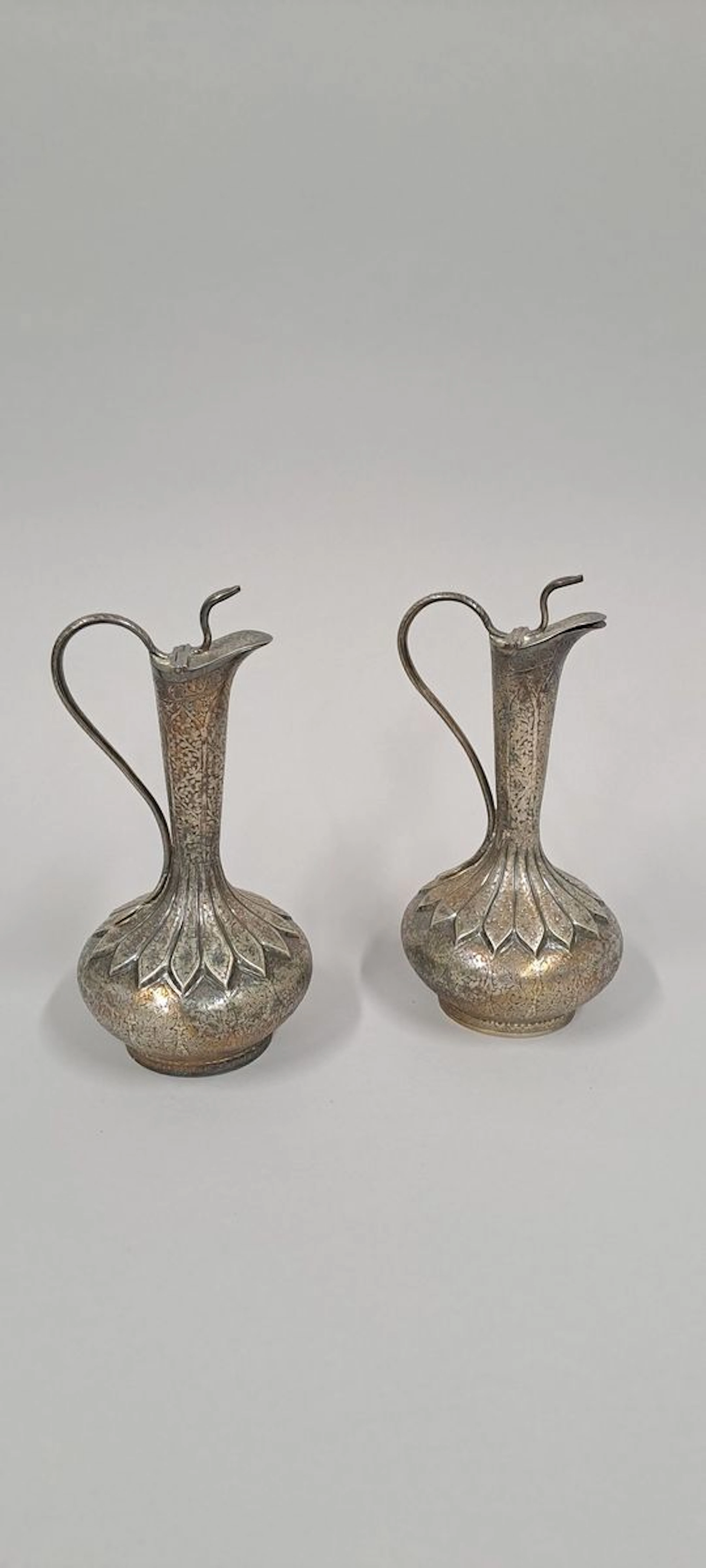 Paire d'aiguières à décor floral ciselé Argent Inde... - Lot 145 - Rossini