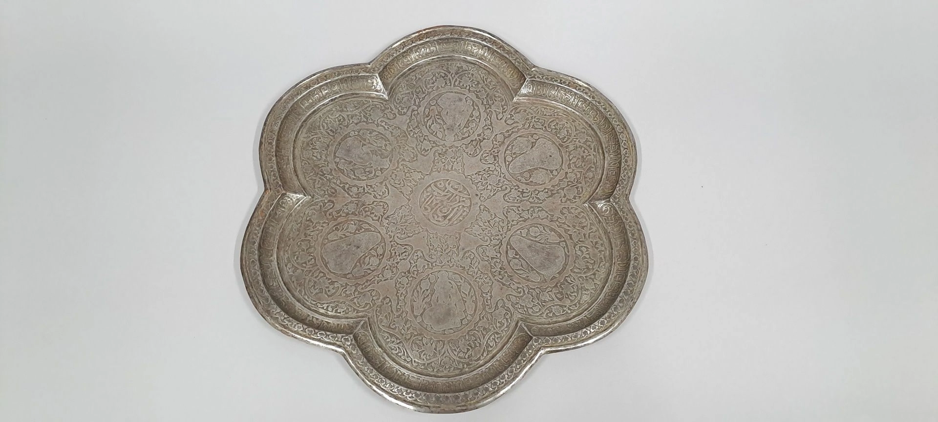 Plateau polylobé à motifs végétaux et médaillons... - Lot 148 - Rossini
