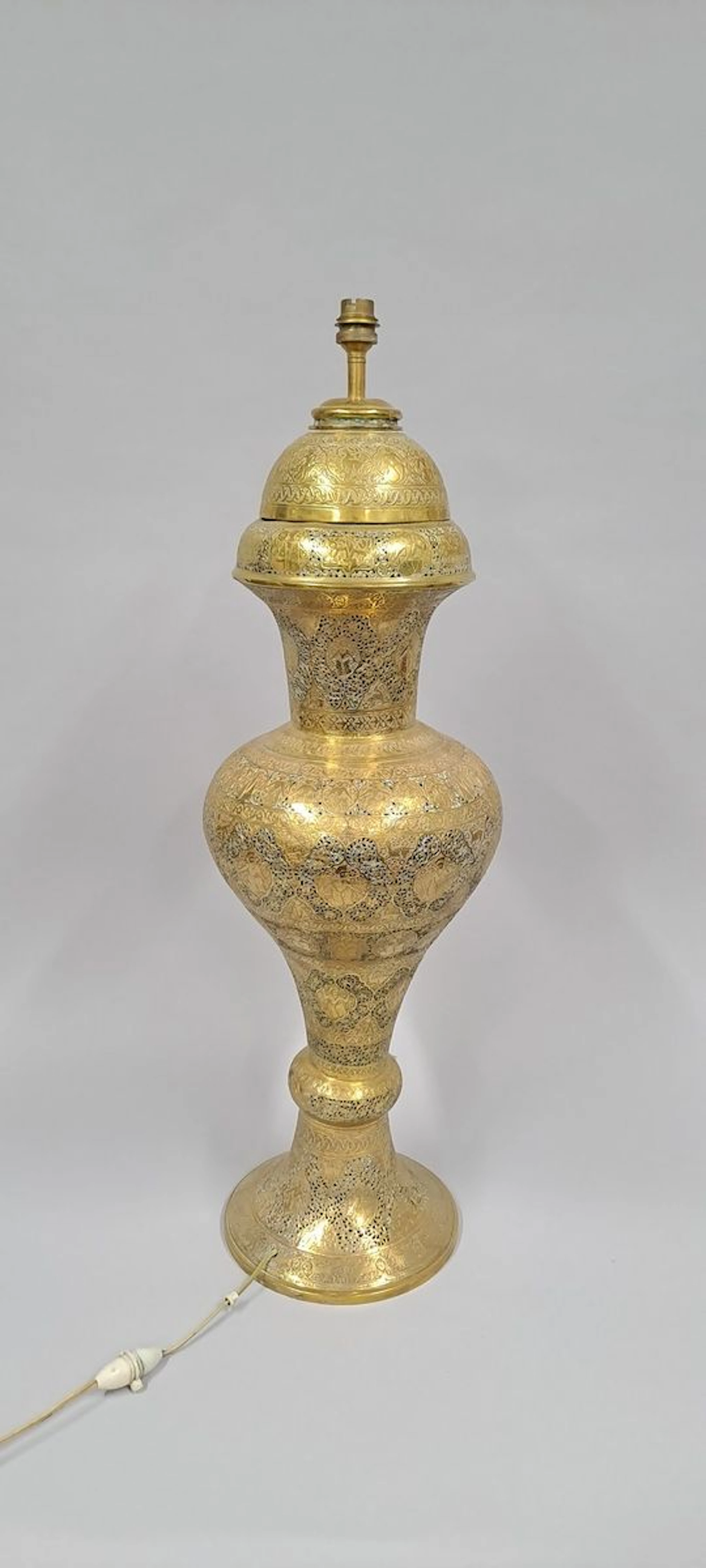 Vase monté en lampe à décor de médaillons... - Lot 149 - Rossini