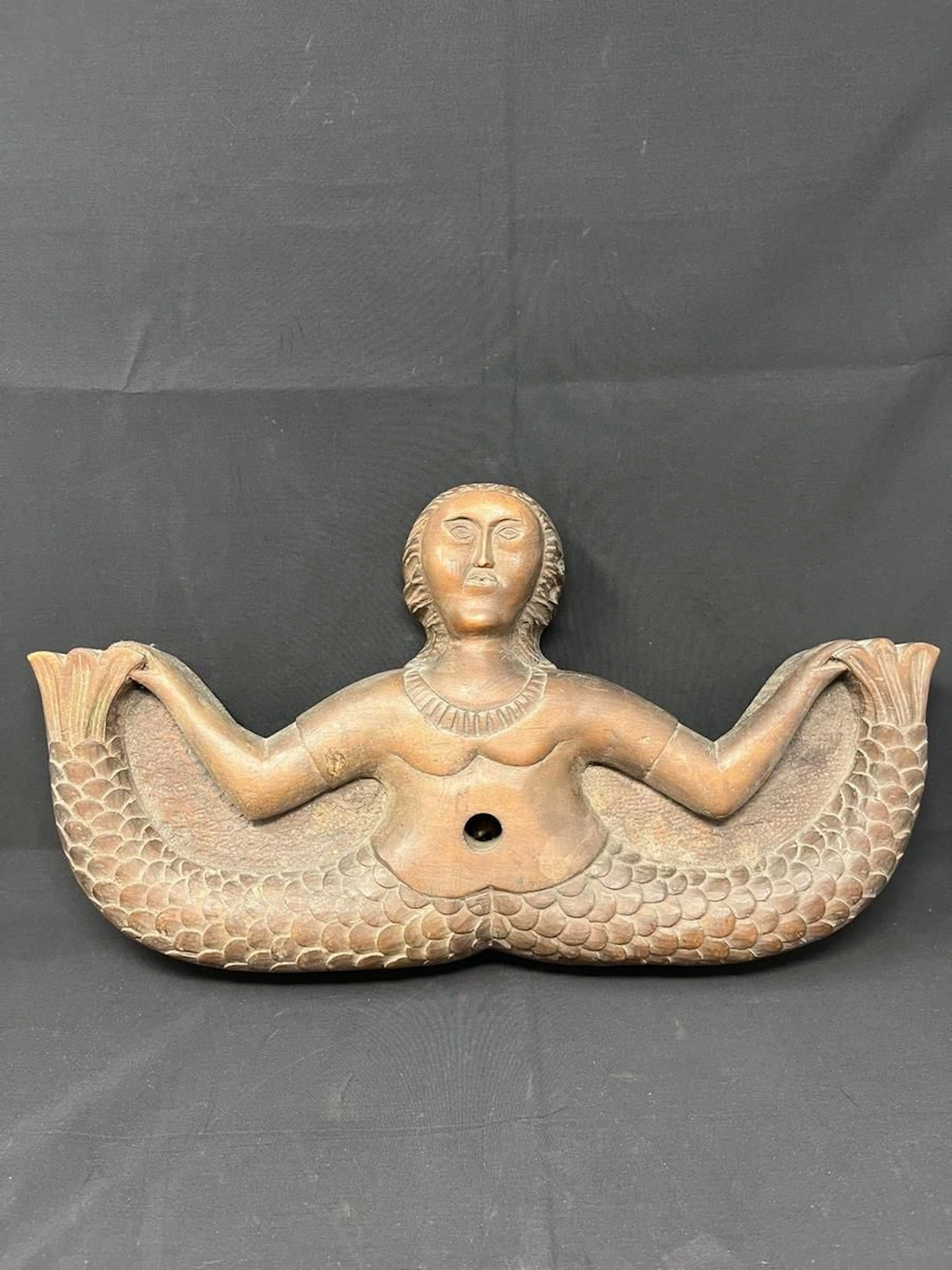 Tête de tonneau en bois naturel sculpté figurant... - Lot 409 - Rossini